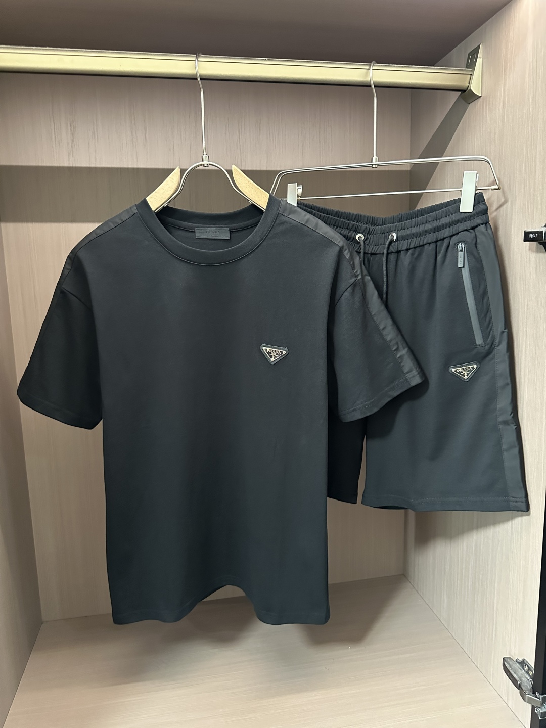 NO:458825,Prad Spring and Summer top classic short-sleeved suit, exquisite craftsmanship counter fabric, top-level elements fusion, classic short-sleeved three-standard standard, trendy men's fashion, whether it is the comfort of the upper body or the incomparable existence, it can be said to be a must-have set for everyone in summer. Number of numbers M-XXXL, prada, T-shirt, alexander wang19860909Prad 春夏顶级经典短袖套装,精致工艺专柜面料,顶级元素融合打造,经典短袖3标齐全,潮男时尚,无论是上身舒适度还是都是无可比拟的存在,可以说是夏日必备人手一套 码数M-XXXL,,prada,T-shirt,alexander wang,Men's clothing