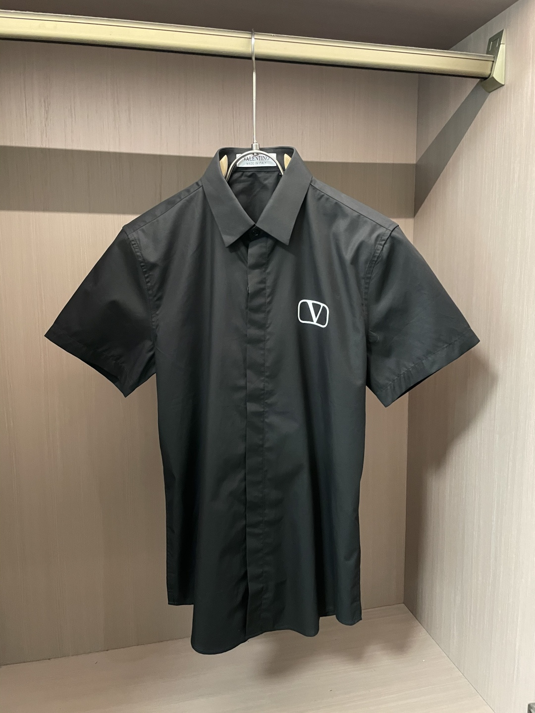 NO:461106,Valentino 2025ss new men's short-sleeved shirt high-end version shirt!  Customized fabrics for counters are breathable and comfortable, with impeccable details, and the brand element design concept reflects high quality. The feel is delicate and soft!  Present casual cut, with a great upper body shape. Number of 38-42, valentino,shirts,T-shirt,alexander wang19860909华伦天奴 2025ss新款男士短袖衬衫 高端版本衬衣！专柜定制面料 透气舒适度高,细节无可挑剔,品牌元素设计理念,体现高品质.手感细腻柔软！呈现休闲裁剪,上身版型超赞 码数38-42,,valentino,shirts,T-shirt,alexander wang,Men's clothing