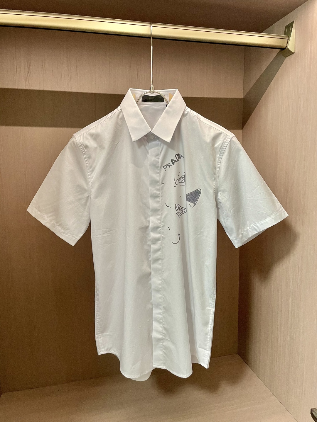 NO:461109,Prad 2025ss new men's short-sleeved shirt high-end version shirt!  Customized fabrics for counters are breathable and comfortable, with impeccable details, and the brand element design concept reflects high quality. The feel is delicate and soft!  Present casual cut, with a great upper body shape. Number of 38-42, prada,shirts,T-shirt,alexander wang19860909Prad 2025ss新款男士短袖衬衫 高端版本衬衣！专柜定制面料 透气舒适度高,细节无可挑剔,品牌元素设计理念,体现高品质.手感细腻柔软！呈现休闲裁剪,上身版型超赞 码数38-42,,prada,shirts,T-shirt,alexander wang,Men's clothing