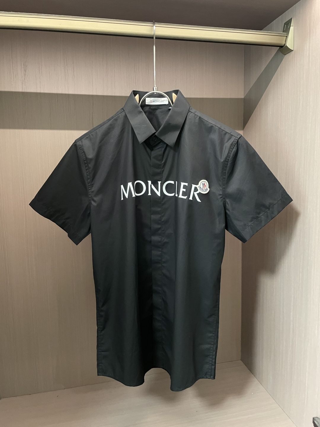 NO:461113,2025ss new men's short-sleeved shirt, high-end version of shirt!  Customized fabrics for counters are breathable and comfortable, with impeccable details, and the brand element design concept reflects high quality. The feel is delicate and soft!  Present casual cut, with a great upper body shape. Number of 38-42, Moncler,shirts,T-shirt,alexander wang19860909蒙口 2025ss新款男士短袖衬衫 高端版本衬衣！专柜定制面料 透气舒适度高,细节无可挑剔,品牌元素设计理念,体现高品质.手感细腻柔软！呈现休闲裁剪,上身版型超赞 码数38-42,,Moncler,shirts,T-shirt,alexander wang,Men's clothing