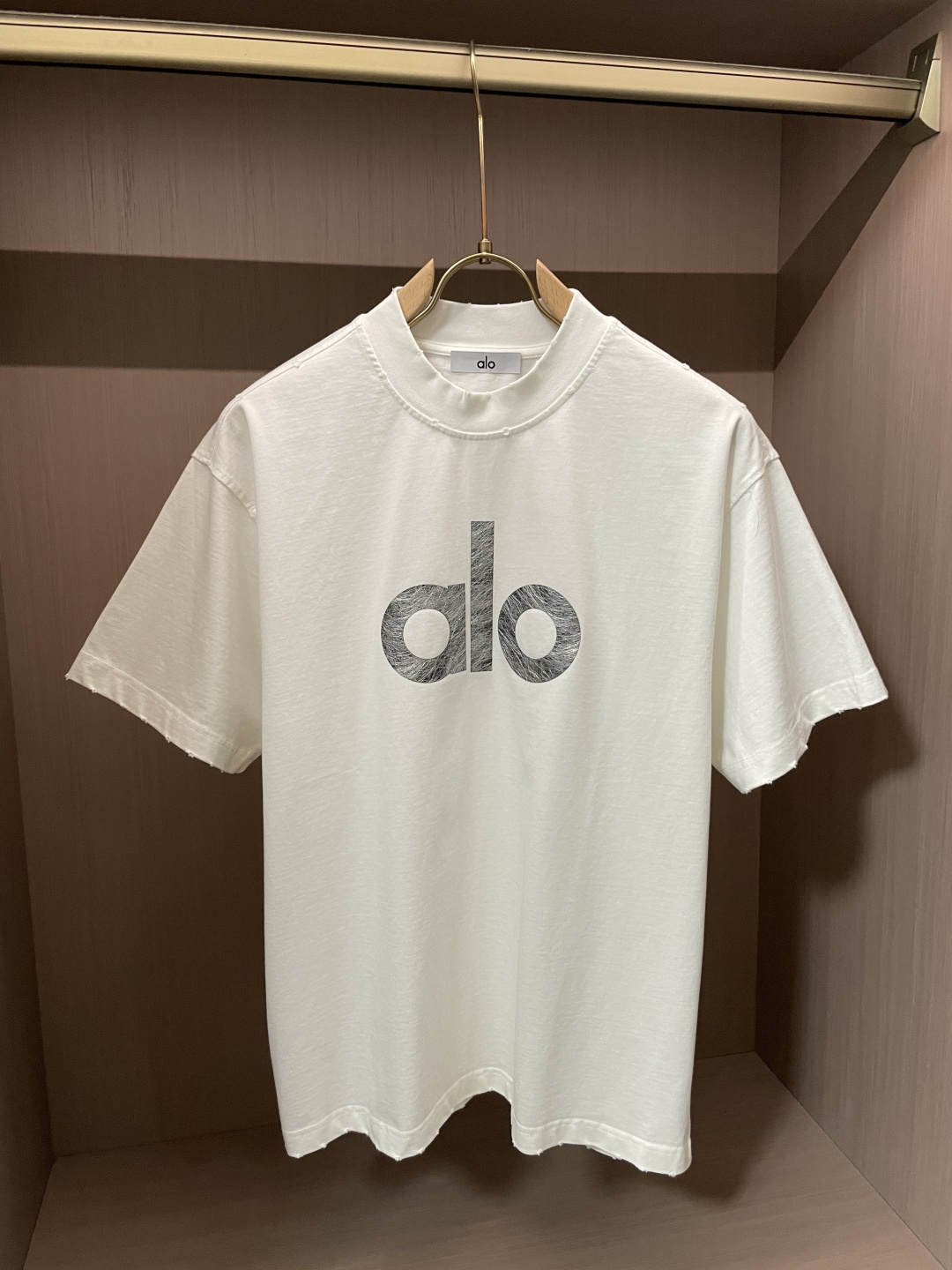 NO:461142,alo 2025 spring and summer style/official website synchronization The fabric is made of heavy pure cotton combed cotton fabric, OS loose style, and the upper body style is super positive!  Everyday versatile, a must-have item for wardrobe!  Same model for men and women Size S-3XL (2 sizes larger in size) Size/part S M L XL 2XL 3XL Shoulder width 52 54 56 57 59 60 Length 70 72.75.78.82.85. Bust 54 56.58.60.62.64. Sleeve length 24 26 27 28 29 30,,alexander wang19860909alo 2025春夏款/官网同步 面料采用重磅纯棉精梳棉面料,OS宽松版型,上身版型超正！日常百搭,衣橱必备单品！ 男女同款 尺码 S-3XL（版型偏大2个码） 码数/部位S M L XL 2XL 3XL 肩宽 52 54 56 57 59 60 衣长70 72.75.78.82.85. 胸围 54 56.58.60.62.64. 袖长24 26 27 28 29 30,,alexander wang,Men's clothing