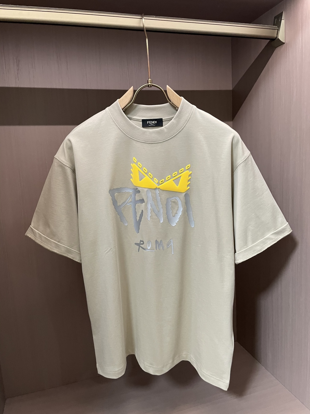 NO:461099,FD 2025 spring and summer style/official website synchronization The fabric is made of heavy pure cotton combed cotton fabric, OS loose style, and the upper body style is super positive!  Everyday versatile, a must-have item for wardrobe!  Same model for men and women Size S-3XL (2 sizes larger in size) Size/part S M L XL 2XL 3XL Shoulder width 52 54 56 57 59 60 Length 70 72.75.78.82.85. Bust 54 56.58.60.62.64. Sleeve length 24 26 27 28 29 30,,alexander wang19860909FD 2025春夏款/官网同步 面料采用重磅纯棉精梳棉面料,OS宽松版型,上身版型超正！日常百搭,衣橱必备单品！ 男女同款 尺码 S-3XL（版型偏大2个码） 码数/部位S M L XL 2XL 3XL 肩宽 52 54 56 57 59 60 衣长70 72.75.78.82.85. 胸围 54 56.58.60.62.64. 袖长24 26 27 28 29 30,,alexander wang,Men's clothing