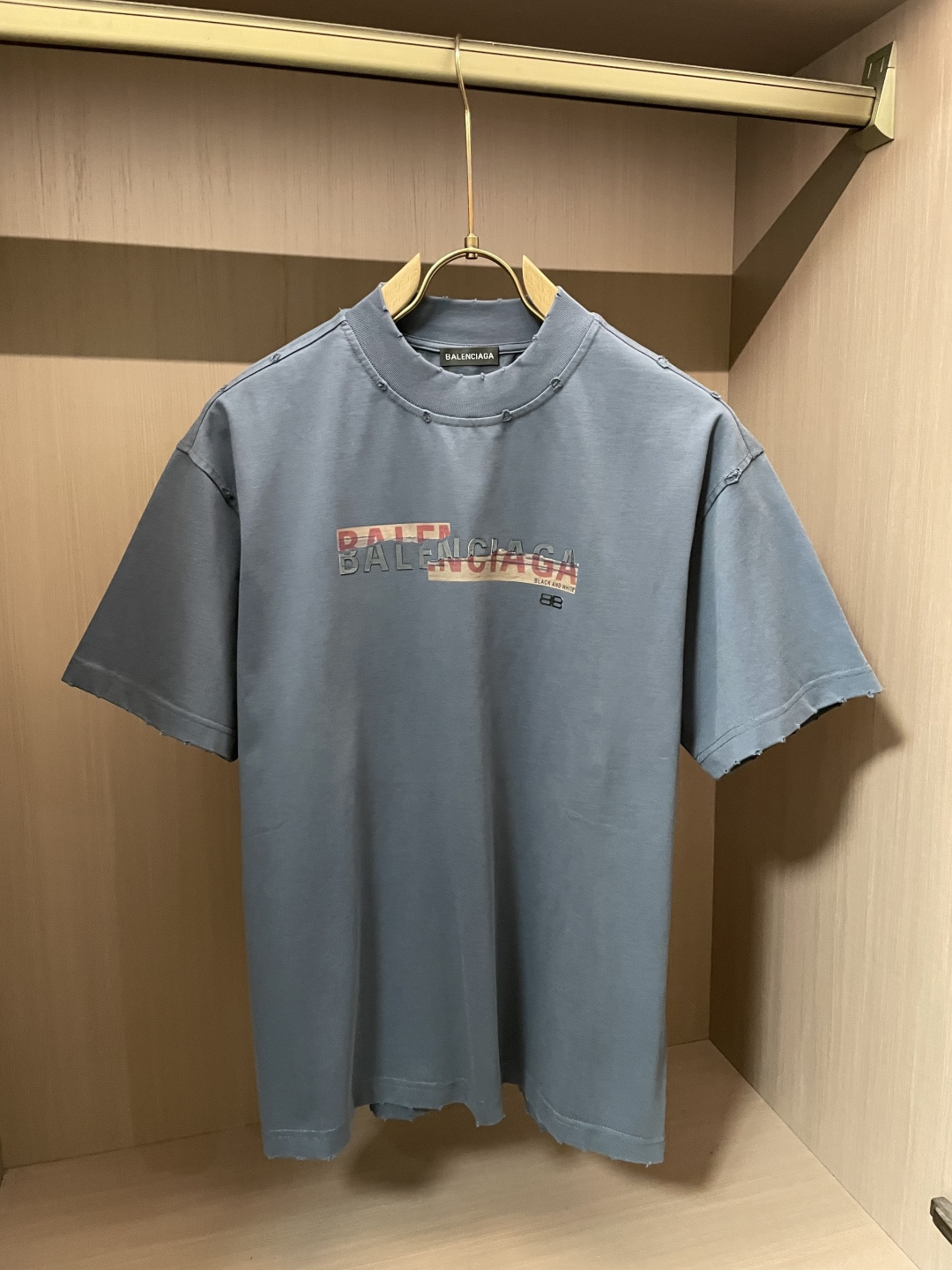 NO:461103,Balenciaga 2025 spring and summer style/official website synchronization The fabric is made of heavy pure cotton combed cotton fabric, OS loose style, and the upper body style is super positive!  Everyday versatile, a must-have item for wardrobe!  Same model for men and women Size S-3XL (2 sizes in size) Size/part S M L XL 2XL 3XL Shoulder width 52 54 56 57 59 60 Length 70 72.75.78.82.85. Bust 54 56.58.60.62.64. Sleeve length 24 26 27 28 29 30,,balenciaga,alexander wang19860909巴黎世家 2025春夏款/官网同步 面料采用重磅纯棉精梳棉面料,OS宽松版型,上身版型超正！日常百搭,衣橱必备单品！ 男女同款 尺码 S-3XL（版型偏大2个码） 码数/部位S M L XL 2XL 3XL 肩宽 52 54 56 57 59 60 衣长70 72.75.78.82.85. 胸围 54 56.58.60.62.64. 袖长24 26 27 28 29 30,,balenciaga,alexander wang,Men's clothing