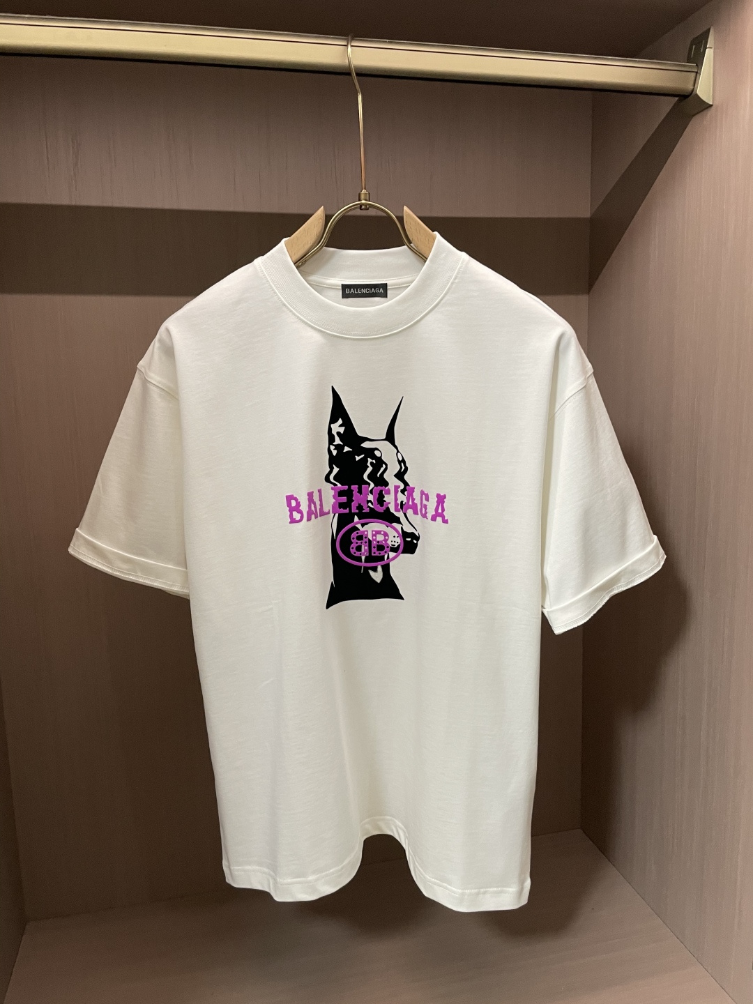 NO:502506,Balenciaga 2025 spring and summer style/official website synchronization The fabric is made of heavy pure cotton combed cotton fabric, OS loose style, and the upper body style is super positive!  Everyday versatile, a must-have item for wardrobe!  Same model for men and women Size S-3XL (2 sizes in size) Size/part S M L XL 2XL 3XL Shoulder width 52 54 56 57 59 60 Clothes length 70 72.75.78.82.85. Bust 54 56.58.60.62.64. Sleeve length 24 26 27 28 29 30,,balenciaga,alexander wang19860909巴黎世家 2025春夏款/官网同步 面料采用重磅纯棉精梳棉面料,OS宽松版型,上身版型超正！日常百搭,衣橱必备单品！ 男女同款 尺码 S-3XL（版型偏大2个码） 码数/部位S M L XL 2XL 3XL 肩宽 52 54 56 57 59 60 衣长70 72.75.78.82.85. 胸围 54 56.58.60.62.64. 袖长24 26 27 28 29 30,,balenciaga,alexander wang,Men's clothing