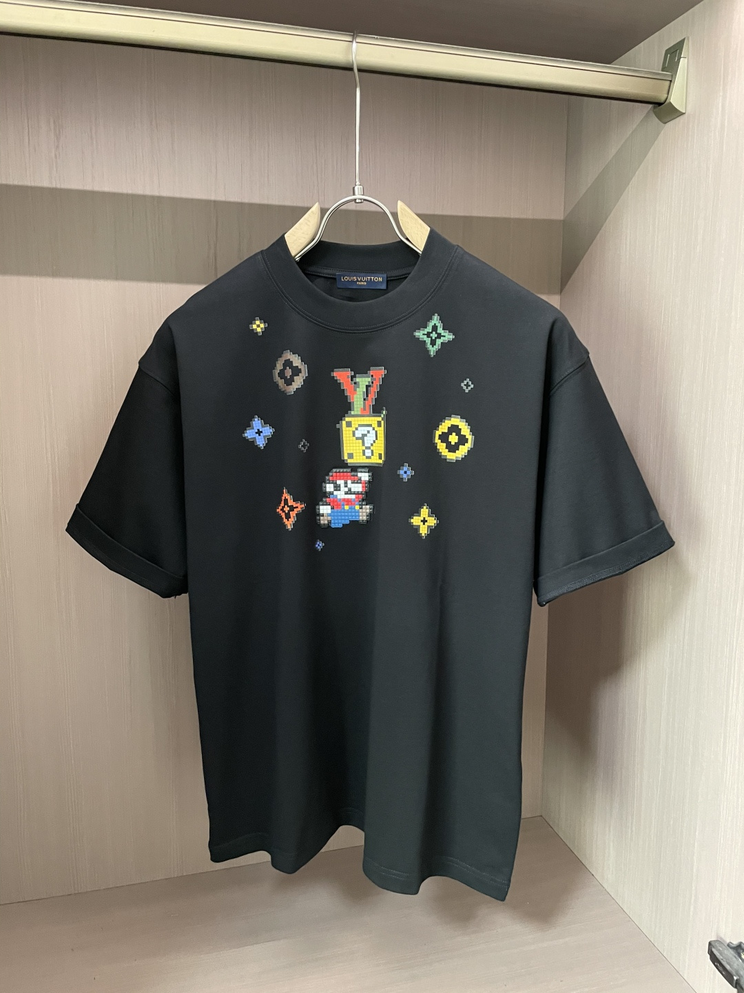 NO:486106,Lv 2025 spring and summer style/official website synchronization The fabric is made of heavy pure cotton combed cotton fabric, OS loose style, and the upper body style is super positive!  Everyday versatile, a must-have item for wardrobe!  Same model for men and women Size S-3XL (2 sizes larger in size) Size/part S M L XL 2XL 3XL Shoulder width 52 54 56 57 59 60 Clothes length 70 72.75.78.82.85. Bust 54 56.58.60.62.64. Sleeve length 24 26 27 28 29 30,,louis vuitton,alexander wang19860909Lv 2025春夏款/官网同步 面料采用重磅纯棉精梳棉面料,OS宽松版型,上身版型超正！日常百搭,衣橱必备单品！ 男女同款 尺码 S-3XL（版型偏大2个码） 码数/部位S M L XL 2XL 3XL 肩宽 52 54 56 57 59 60 衣长70 72.75.78.82.85. 胸围 54 56.58.60.62.64. 袖长24 26 27 28 29 30,,louis vuitton,alexander wang,Men's clothing