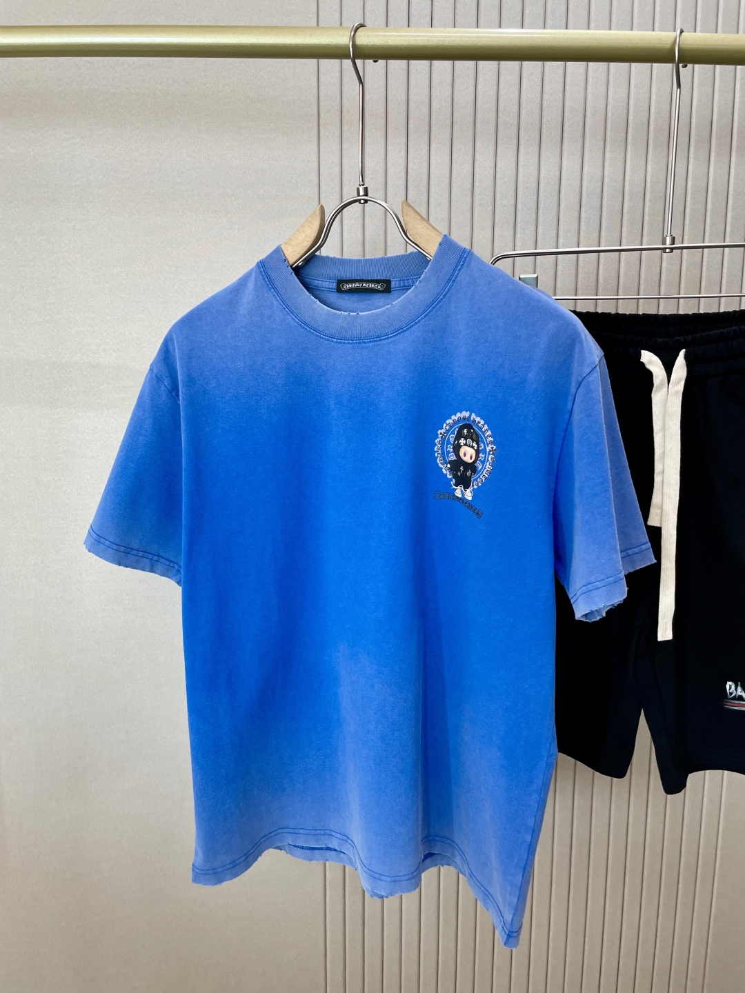 New Tricks: Chrome Hearts Unveils Crocson Blue T-Shirt with Retro Vibes - 图片 2