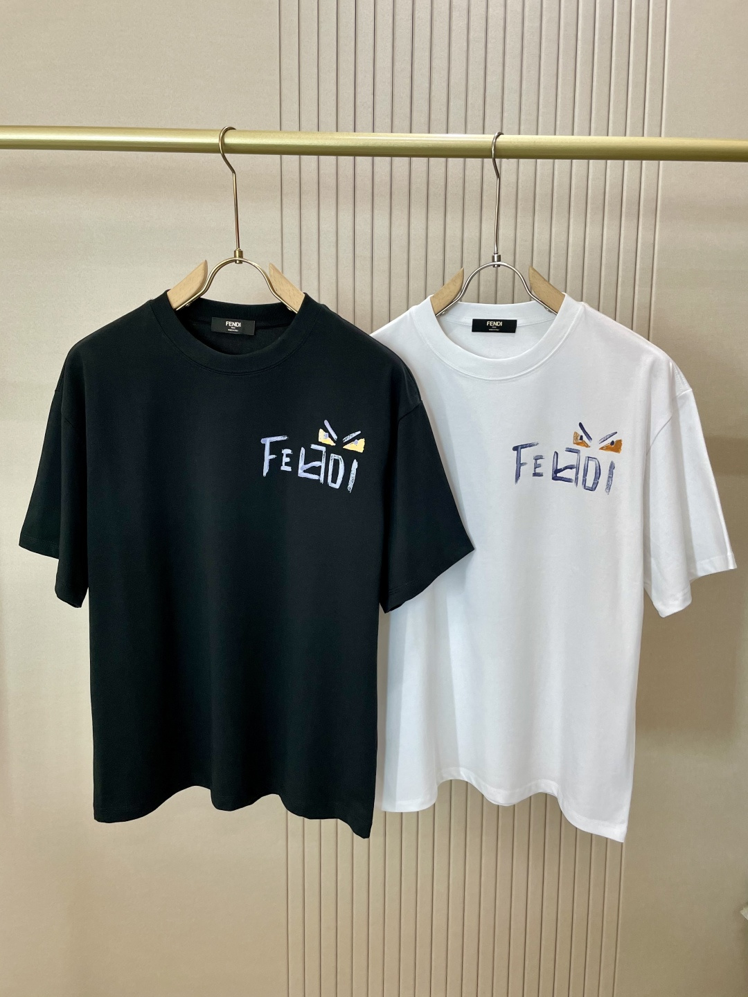 NO:470313,FD 2025 spring and summer new product, preferred specific original development double-strand cotton plain fabric, with wide upper body and good comfort, casually matched with the outside and the inner style, a must-have for men and women in summer Size S-XXL,,alexander wang19860909FD 2025春夏新品,优选特定原版开发双股精棉平纹面料,上身挺阔舒适度佳,外穿内搭随意搭配,男女同款夏日必备 尺码S-XXL,,alexander wang,Men's clothing