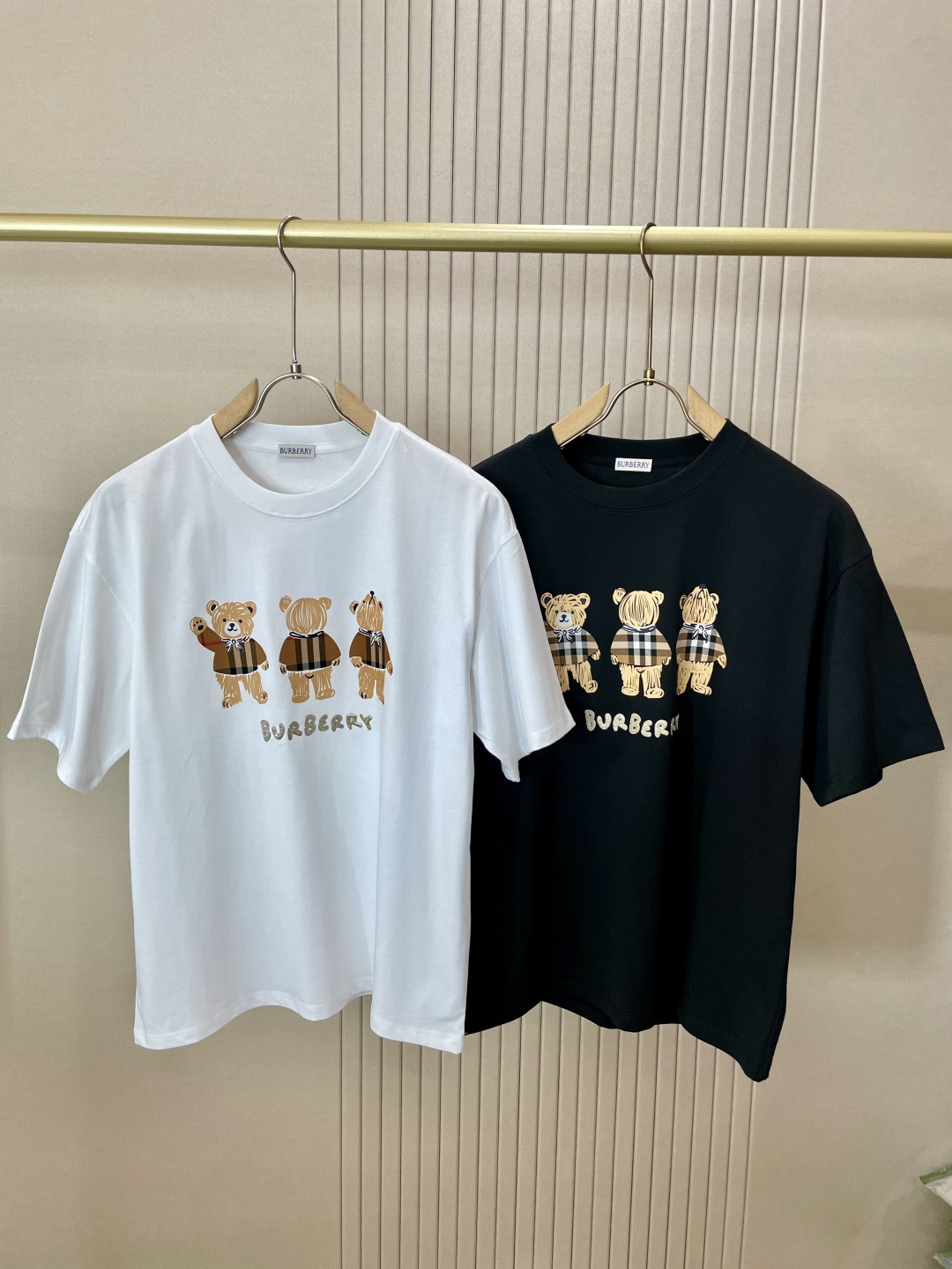 NO:470321,Bur 2025 spring and summer new product, preferred specific original development double-strand cotton plain fabric, with wide upper body and good comfort, casual matching of the outside and the inner one, a must-have for men and women in summer Size S-XXL, burberry, alexander wang19860909Bur 2025春夏新品,优选特定原版开发双股精棉平纹面料,上身挺阔舒适度佳,外穿内搭随意搭配,男女同款夏日必备 尺码S-XXL,,burberry,alexander wang,Men's clothing