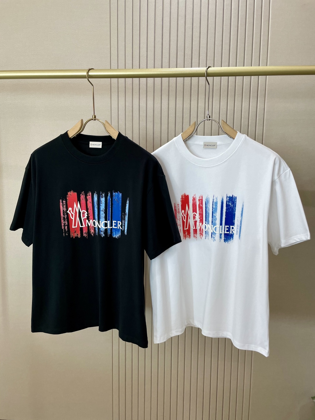 NO:470329,The new product of the spring and summer of 2025, the original version of the double-strand cotton plain fabric is preferred, the upper body is wide and comfortable, and the outside and the inner wear is casually matched. The same style as men and women are essential for summer. Size S-XXL, Moncler, alexander wang19860909蒙口 2025春夏新品,优选特定原版开发双股精棉平纹面料,上身挺阔舒适度佳,外穿内搭随意搭配,男女同款夏日必备 尺码S-XXL,,Moncler,alexander wang,Men's clothing