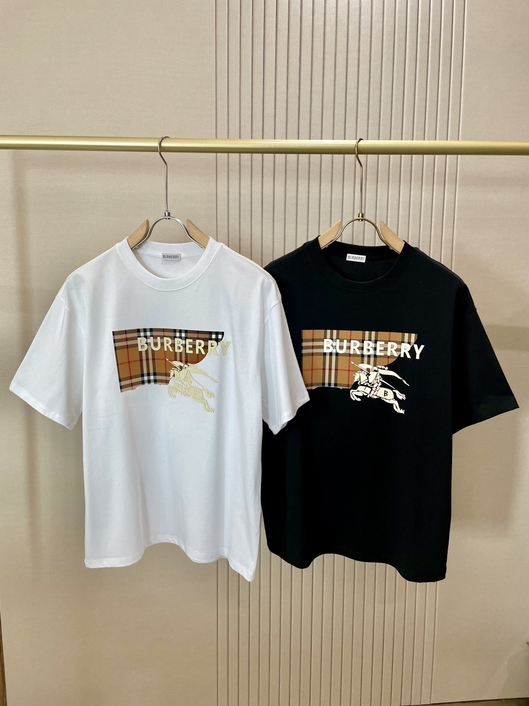 NO:470336,Bur 2025 spring and summer new product, preferred specific original development double-strand cotton plain fabric, with wide upper body and good comfort, casual matching of the outside and the inner one, a must-have for men and women in summer Size S-XXL, burberry, alexander wang19860909Bur 2025春夏新品,优选特定原版开发双股精棉平纹面料,上身挺阔舒适度佳,外穿内搭随意搭配,男女同款夏日必备 尺码S-XXL,,burberry,alexander wang,Men's clothing