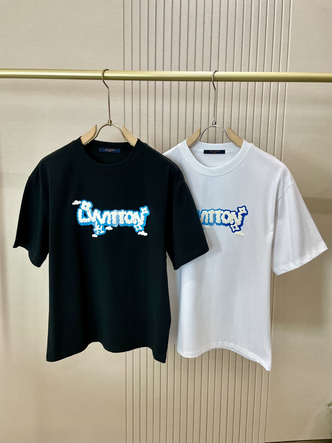 NO:470343,Lv 2025 spring and summer new product, special original development double-strand cotton plain fabric, wide upper body and comfortable, casually matched with the outside and the inner style, must-have for men and women in summer Size S-XXL,,louis vuitton,alexander wang19860909Lv 2025春夏新品,优选特定原版开发双股精棉平纹面料,上身挺阔舒适度佳,外穿内搭随意搭配,男女同款夏日必备 尺码S-XXL,,louis vuitton,alexander wang,Men's clothing