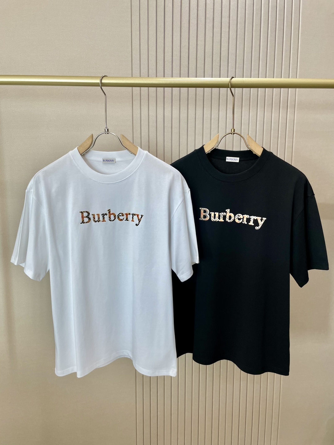 NO:470350,Bur 2025 spring and summer new product, preferred specific original development double-strand cotton plain fabric, with wide upper body and good comfort, casual matching of the outside and the inner one, a must-have for men and women in summer Size S-XXL, burberry, alexander wang19860909Bur 2025春夏新品,优选特定原版开发双股精棉平纹面料,上身挺阔舒适度佳,外穿内搭随意搭配,男女同款夏日必备 尺码S-XXL,,burberry,alexander wang,Men's clothing