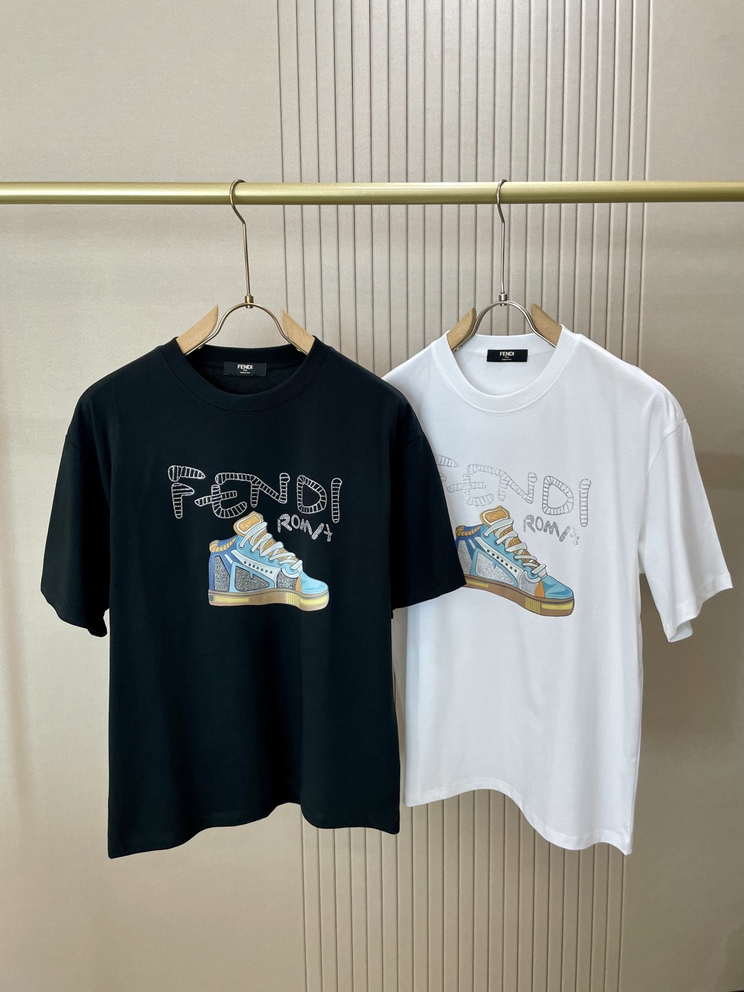 NO:470357,FD 2025 spring and summer new product, preferred specific original development double-strand cotton plain fabric, with wide upper body and good comfort, casually matched with the outside and the inner style, a must-have for men and women in summer Size S-XXL,,alexander wang19860909FD 2025春夏新品,优选特定原版开发双股精棉平纹面料,上身挺阔舒适度佳,外穿内搭随意搭配,男女同款夏日必备 尺码S-XXL,,alexander wang,Men's clothing