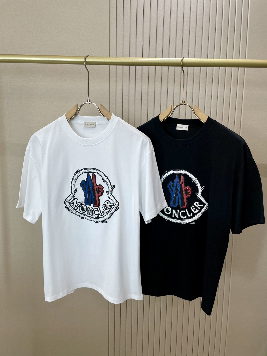 NO:470363,The new product of the spring and summer of 2025, the original version of the double-strand cotton plain fabric is preferred, the upper body is wide and comfortable, and the outside and the inner wear is casually matched. The same style as men and women are essential for summer. Size S-XXL, Moncler, alexander wang19860909蒙口 2025春夏新品,优选特定原版开发双股精棉平纹面料,上身挺阔舒适度佳,外穿内搭随意搭配,男女同款夏日必备 尺码S-XXL,,Moncler,alexander wang,Men's clothing