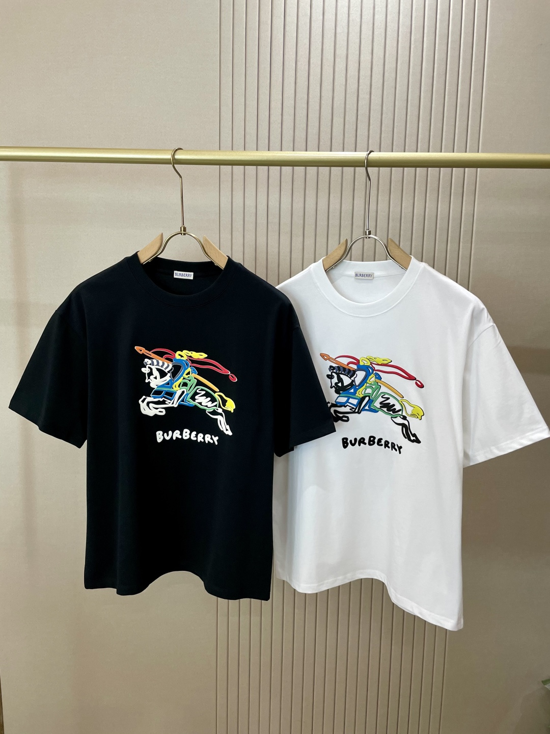 NO:470367,Bur. 2025 spring and summer new product, special original development double-strand cotton plain fabric, wide upper body and comfortable, casually matched with the outside and the inner style, a must-have for men and women in summer Size S-XXL, burberry, alexander wang19860909Bur. 2025春夏新品,优选特定原版开发双股精棉平纹面料,上身挺阔舒适度佳,外穿内搭随意搭配,男女同款夏日必备 尺码S-XXL,,burberry,alexander wang,Men's clothing