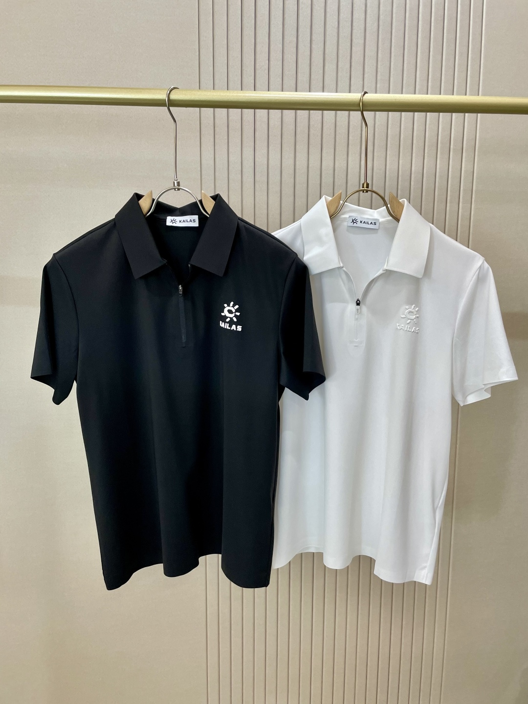 NO:470374,KAILAS 2025ss summer new style, the latest lapel polo shirt on the official website, matched with brand icons, continues the minimalist and normal design, and is fashionable and elegant!  The color matching is light and versatile, and the details are exquisite and outstanding!  The fabric is made of imported mercerized bead flooring cotton, and the high-quality long-length cotton raw materials are selected!  Skin-friendly and smooth feel, perfect for both comfort and breathability!  The fabric attributes are excellent!  Full of high-end feeling!  Simple and elegant design, extremely versatile and practical!  Code number M-XXXL, alexander wang19860909KAILAS 2025ss夏季新款 官网最新款翻领 polo衫,搭配品牌图标,延续极简常态化的设计,时髦与气质于一身！配色轻熟百搭 细节精致出挑！面料采用进口丝光珠地棉,甄选上等长绒棉花原料！亲肤挺滑手感,舒适性与透气性完美兼备！面料属性皆为上乘！高级感十足！ 简约大气的设计 百搭实穿性极高！ 码数M-XXXL,,alexander wang,Men's clothing