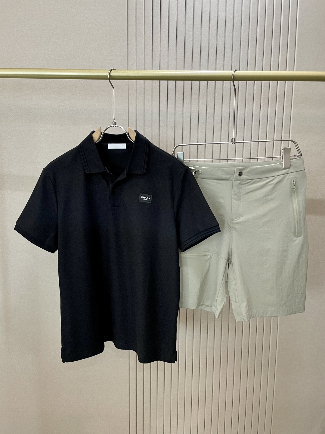 NO:470381,Prad 2025ss summer new style, the latest lapel polo shirt on the official website, matched with brand icons, continues the minimalist and normal design, and is fashionable and elegant!  The color matching is light and versatile, and the details are exquisite and outstanding!  The fabric is made of imported mercerized bead flooring cotton, and the high-quality long-length cotton raw materials are selected!  Skin-friendly and smooth feel, perfect for both comfort and breathability!  The fabric attributes are excellent!  Full of high-end feeling!  Simple and elegant design, extremely versatile and practical!  Code number M-XXXL, prada,alexander wang19860909Prad 2025ss夏季新款 官网最新款翻领 polo衫,搭配品牌图标,延续极简常态化的设计,时髦与气质于一身！配色轻熟百搭 细节精致出挑！面料采用进口丝光珠地棉,甄选上等长绒棉花原料！亲肤挺滑手感,舒适性与透气性完美兼备！面料属性皆为上乘！高级感十足！ 简约大气的设计 百搭实穿性极高！ 码数M-XXXL,,prada,alexander wang,Men's clothing