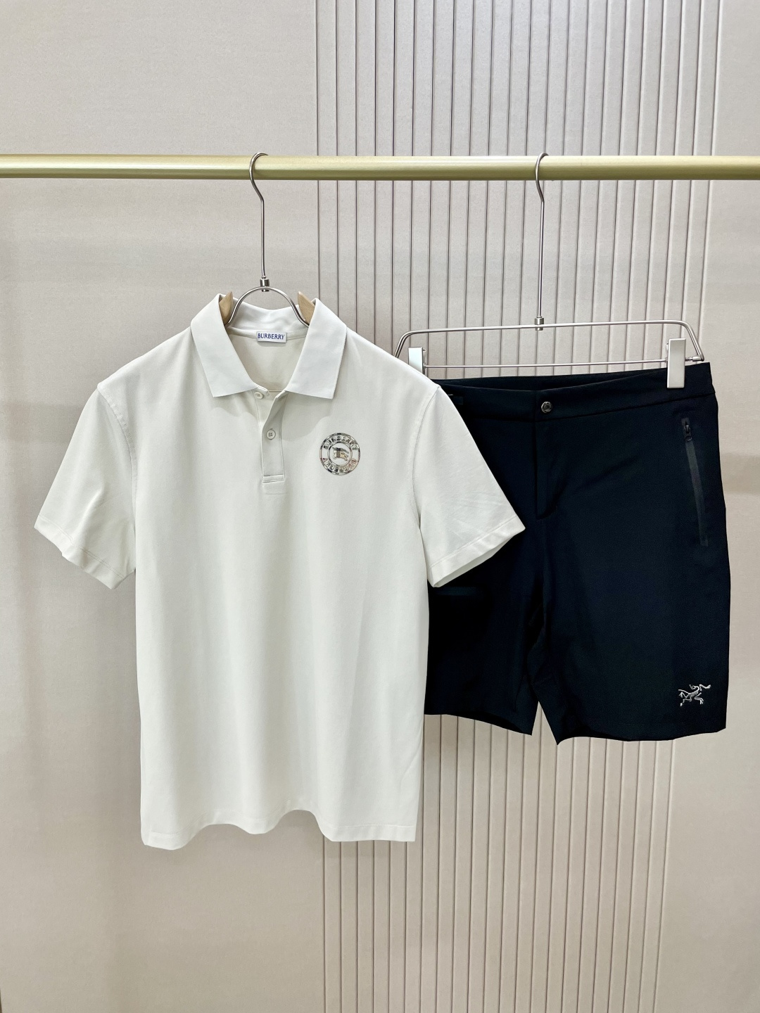 NO:470388,Bur 2025ss summer new style, the latest lapel polo shirt on the official website, matched with brand icons, continues the minimalist and normal design, and is fashionable and elegant!  The color matching is light and versatile, and the details are exquisite and outstanding!  The fabric is made of imported mercerized bead flooring cotton, and the high-quality long-length cotton raw materials are selected!  Skin-friendly and smooth feel, perfect for both comfort and breathability!  The fabric attributes are excellent!  Full of high-end feeling!  Simple and elegant design, extremely versatile and practical!  Code number M-XXXL, burberry, alexander wang19860909Bur 2025ss夏季新款 官网最新款翻领 polo衫,搭配品牌图标,延续极简常态化的设计,时髦与气质于一身！配色轻熟百搭 细节精致出挑！面料采用进口丝光珠地棉,甄选上等长绒棉花原料！亲肤挺滑手感,舒适性与透气性完美兼备！面料属性皆为上乘！高级感十足！ 简约大气的设计 百搭实穿性极高！ 码数M-XXXL,,burberry,alexander wang,Men's clothing