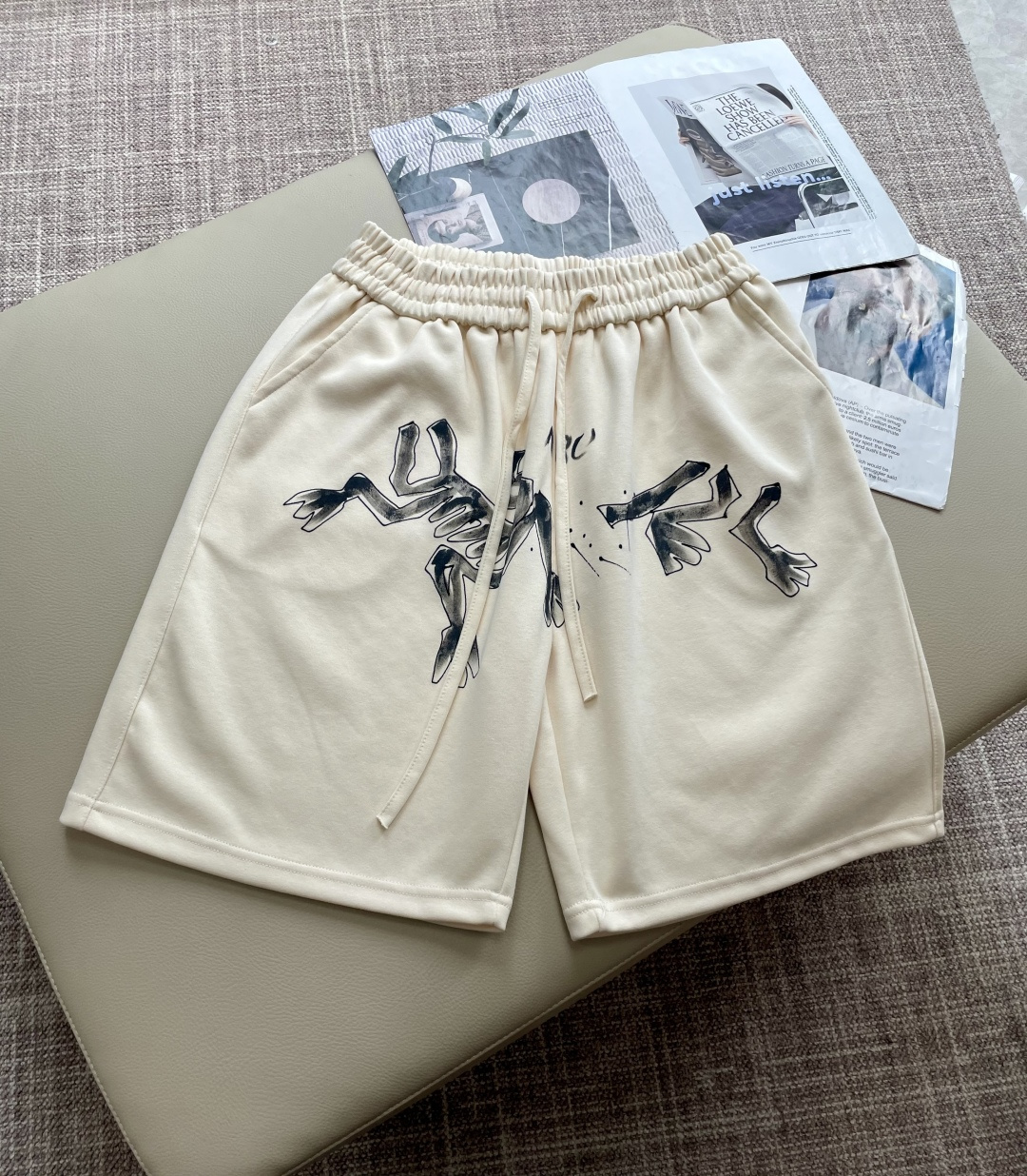 NO:470395,Archaeopteryx 2025 summer shorts!  All-match elastic waist casual pinch pants!  Elastic waist, insert bags on both sides. The fabric is made of customer-supplied fixed-woven high-strength pure cotton material. The upper body is breathable, soft and skin-friendly, with a delicate feel. The waist is knitted elastic waist and drawstring. You don’t have to worry about the discomfort of being too loose or too tight on the upper body. Whether at home, going out or traveling, it is your best choice for summer!  code number s-xxl,arc'teryx,shorts,alexander wang19860909始祖鸟 2025夏季短裤！百搭松紧腰休闲五分裤！松紧腰 两侧插袋 面料采用客供定织高支纯棉料,上身透气,柔软亲肤,手感细腻、 腰部针织松紧腰加抽绳,上身不用担心过松过紧的不舒适感 ,无论居家,外出,旅游,都是您夏日的最佳选择！ 码数s-xxl,arc'teryx,shorts,alexander wang,Men's clothing