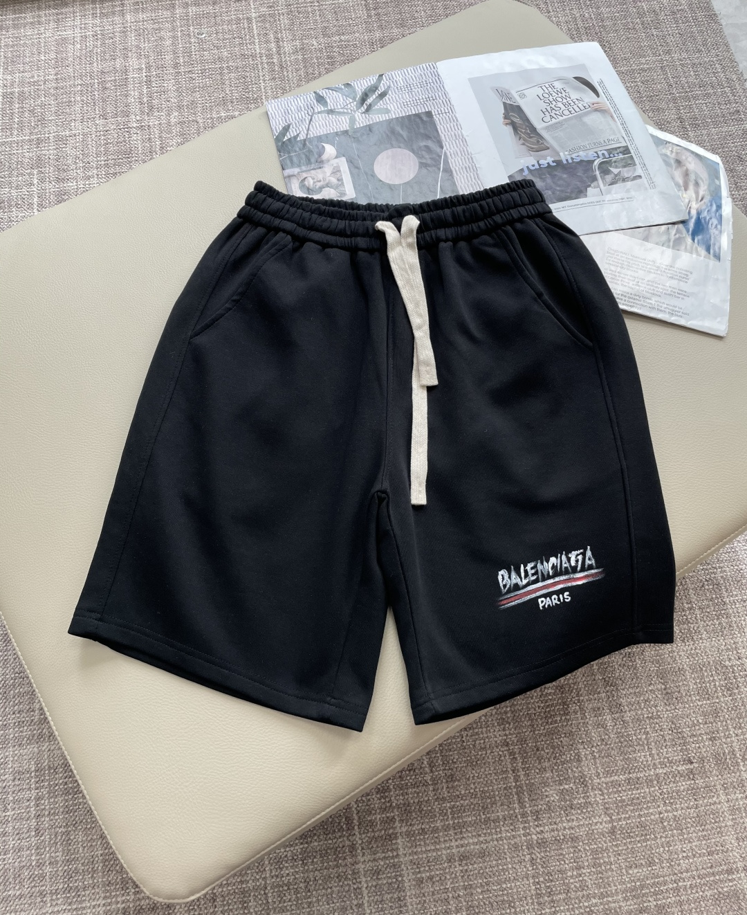 NO:470337,Balenciaga 2025 summer shorts!  All-match elastic waist casual pinch pants!  Elastic waist, insert bags on both sides. The fabric is made of customer-supplied fixed-woven high-strength pure cotton material. The upper body is breathable, soft and skin-friendly, with a delicate feel. The waist is knitted elastic waist and drawstring. You don’t have to worry about the discomfort of being too loose or too tight on the upper body. Whether at home, going out or traveling, it is your best choice for summer!  Count s-xxl, balenciaga, shorts, alexander wang19860909巴黎世家 2025夏季短裤！百搭松紧腰休闲五分裤！松紧腰 两侧插袋 面料采用客供定织高支纯棉料,上身透气,柔软亲肤,手感细腻、 腰部针织松紧腰加抽绳,上身不用担心过松过紧的不舒适感 ,无论居家,外出,旅游,都是您夏日的最佳选择！ 码数s-xxl,,balenciaga,shorts,alexander wang,Men's clothing