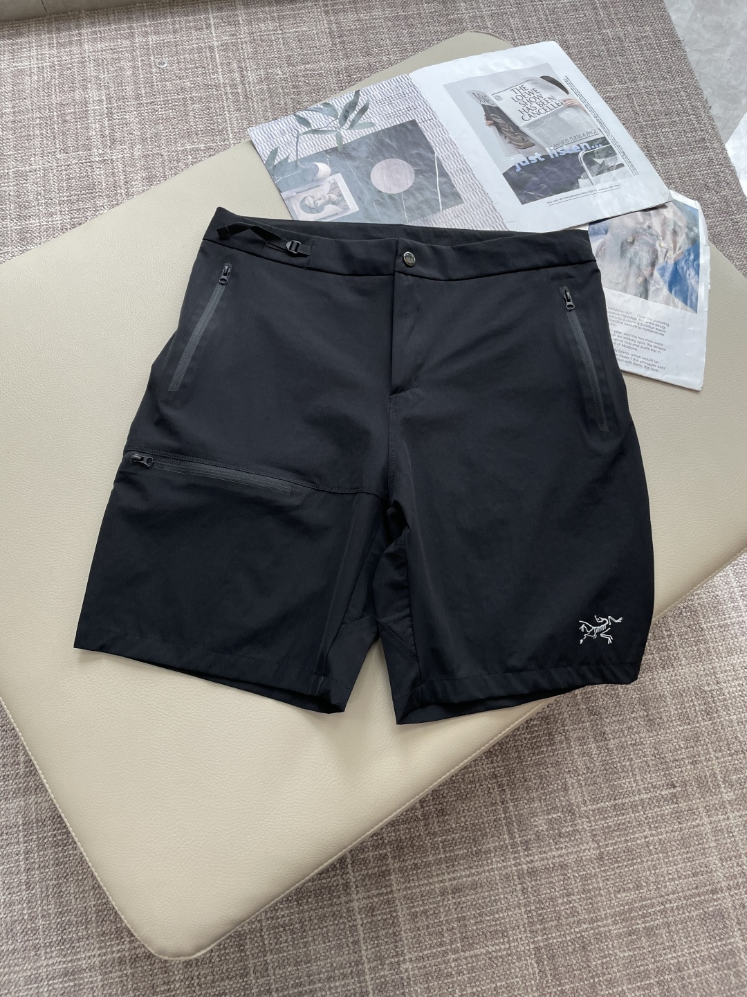 NO:470344,The Arc'teryx brand's perfect appearance of outdoor functionality and fashionable design. Classic black, versatile and dirt-resistant, is suitable for a variety of scenes. The waist is designed with elastic bands, and the details of drawstrings can be flexibly adjusted to ensure a comfortable fit. The large pockets on both sides have zippers, which not only increase storage space, but also effectively prevent items from falling and practicality. The exquisite brand logo is low-key embellished, highlighting high-end quality and unique identity. The fabric has wear-resistant and breathable characteristics, which can adapt to a variety of outdoor environments. Whether it is sports and fitness or outdoor hiking, it can provide a comfortable wearing experience. The overall shape is simple without losing its functionality, helping you easily show the outdoor fashion style and professional attitude. Size M-XXXL, arc'teryx, alexander wang19860909始祖鸟（Arc'teryx）品牌户外功能性与时尚设计的完美呈现.经典黑色,百搭且耐脏,适用于多种场景. 腰部采用松紧带设计,搭配抽绳细节,可灵活调节,确保舒适贴合.两侧大口袋带有拉链,不仅增加了储物空间,还能有效防止物品掉落,实用性拉满.精致的品牌标识低调点缀,彰显高端品质与独特身份.面料具备耐磨、透气等特性,能适应多变的户外环境,无论是运动健身还是户外徒步,都能提供舒适的穿着体验.整体造型简约而不失功能性,助你轻松展现户外时尚型格与专业态度. 尺码M-XXXL,arc'teryx,alexander wang,Men's clothing