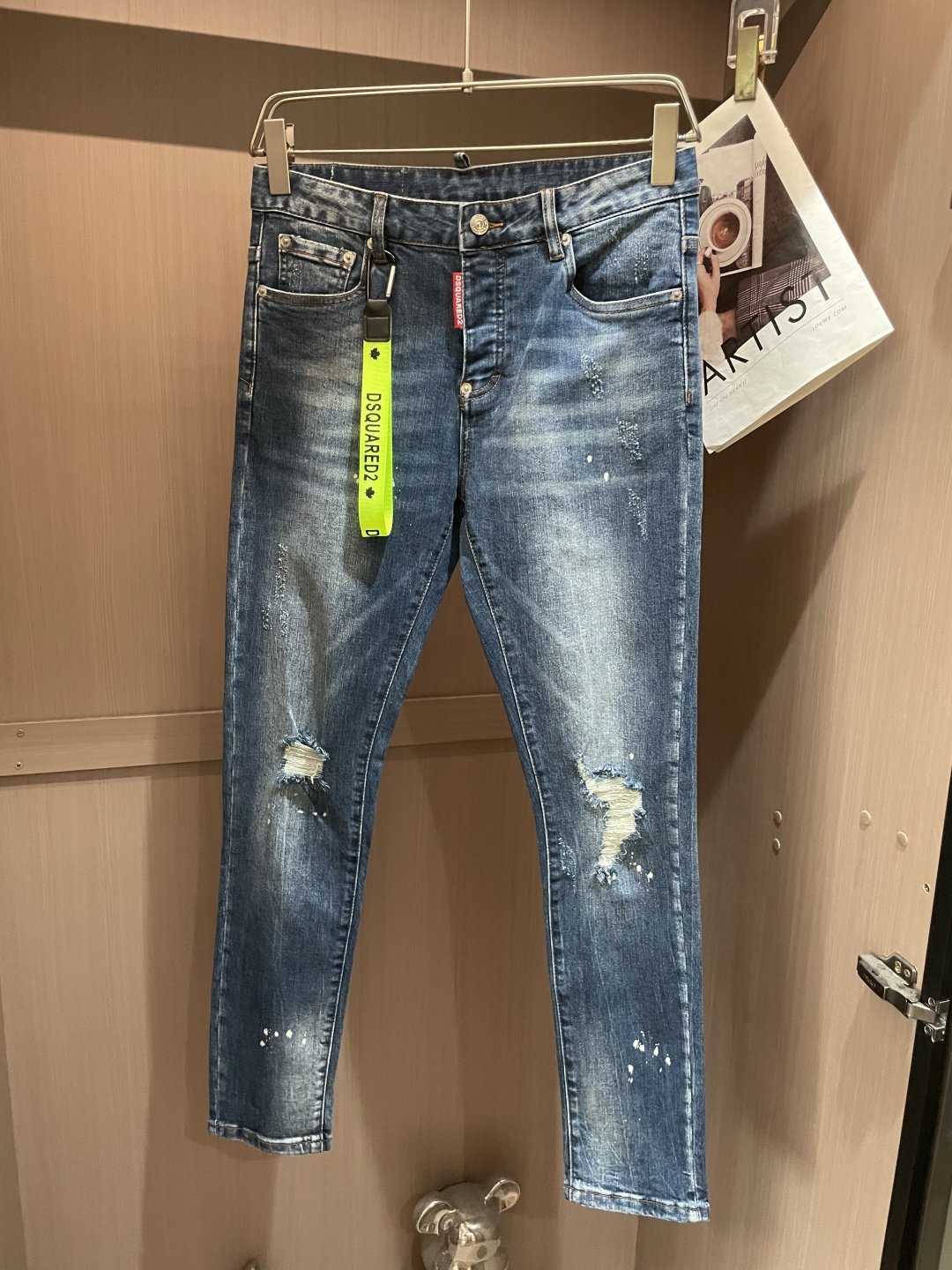 NO:470351,D2 2025 new jeans imported Turkish pure cotton denim fabric. Beautiful color, slim fit style. Micro-stretch fabric. Randomly versatile. Long-term washing and no deformation. The color will become more and more natural after years. The upper body effect is excellent. The elegant and elegant tailoring, the design is constantly innovating, but always maintains noble and elegant style and taste. The charm of fashion. The style is small straight. Fashion products 3. Number of 30 32 34 36 38 40 42,,jeans,alexander wang19860909D2 2025新款牛仔裤 进口土耳其纯棉牛仔牛面料 色泽靓丽,修身版型 微弹力面料 随意百搭 久洗不变形 不变色 经过岁月流逝颜色会越来越自然 上身效果极佳.大方优雅的剪裁,设计不断创新却始终保持着高贵优雅的风格和品位 演绎时尚魅惑 版型小直筒 时尚佳品3 码数30 32 34 36 38 40 42,,jeans,alexander wang,Men's clothing