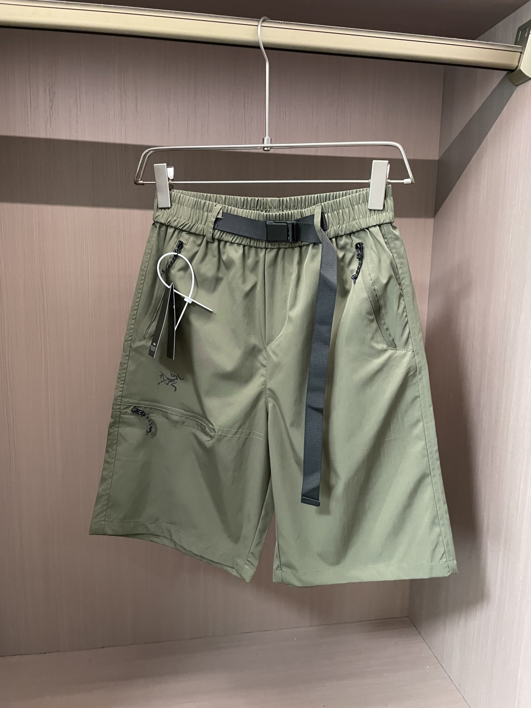 NO:470358,Archaeopteryx's new spring and summer fast-drying shorts are an excellent choice for summer sports and leisure. It uses professional quick-drying fabrics to quickly absorb and evaporate sweat and keep the body dry. Whether it is intense exercise or daily travel, you are not afraid of sultry and stickiness. The drawstring elastic waist design is convenient to put on and take off, and can be flexibly adjusted according to your own needs and adapted to different waist circumferences. Zippered pockets on both sides not only add a sense of design, but also safely store small objects such as keys, mobile phones, etc., which is convenient and practical. The exquisite brand logo embroidery of the trouser body shows quality and style in a low-key manner. 3 The overall style is neat, modifying the leg lines, and paired with simple T-shirts and sneakers to easily create a fashionable and sporty style; it is a good choice whether you travel or stay at home!  Size M-XXXXL, arc'teryx,sneakers,shorts,tees,t-shirt,alexander wang19860909始祖鸟 2025春夏新品速干短裤 是夏日运动与休闲的绝佳之选.采用专业速干面料,能迅速吸收并蒸发汗水,保持身体干爽,无论是激烈运动还是日常出行,都无惧闷热与黏腻. 抽绳式松紧腰设计,穿脱便捷,可根据自身需求灵活调整,适配不同腰围.两侧拉链口袋,不仅增添设计感,更能安全收纳小物件,如钥匙、手机等,方便又实用.裤身精致的品牌标识刺绣,低调彰显品质与格调.3 整体版型利落,修饰腿部线条,搭配简约T恤和运动鞋,轻松打造时尚运动风；无论出行还是居家,都是不错的选择！ 尺码M-XXXXL,arc'teryx,sneakers,shorts,tees，t-shirt,alexander wang,Men's clothing