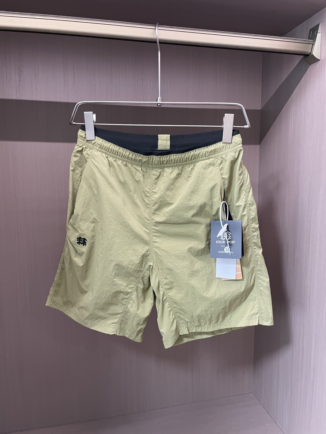 NO:470364,Kelong's new spring and summer fast-drying shorts are an excellent choice for summer sports and leisure. It uses professional quick-drying fabrics to quickly absorb and evaporate sweat and keep the body dry. Whether it is intense exercise or daily travel, you are not afraid of sultry and stickiness. The drawstring elastic waist design is convenient to put on and take off, and can be flexibly adjusted according to your own needs and adapted to different waist circumferences. Zippered pockets on both sides not only add a sense of design, but also safely store small objects such as keys, mobile phones, etc., which is convenient and practical. The exquisite brand logo embroidery of the trouser body shows quality and style in a low-key manner. 3 The overall style is neat, modifying the leg lines, and paired with simple T-shirts and sneakers to easily create a fashionable and sporty style; it is a good choice whether you travel or stay at home!  Size M-XXXXL, Sneakers, shorts, tees, t-shirt, alexander wang19860909可隆 2025春夏新品速干短裤 是夏日运动与休闲的绝佳之选.采用专业速干面料,能迅速吸收并蒸发汗水,保持身体干爽,无论是激烈运动还是日常出行,都无惧闷热与黏腻. 抽绳式松紧腰设计,穿脱便捷,可根据自身需求灵活调整,适配不同腰围.两侧拉链口袋,不仅增添设计感,更能安全收纳小物件,如钥匙、手机等,方便又实用.裤身精致的品牌标识刺绣,低调彰显品质与格调.3 整体版型利落,修饰腿部线条,搭配简约T恤和运动鞋,轻松打造时尚运动风；无论出行还是居家,都是不错的选择！ 尺码M-XXXXL,,sneakers,shorts,tees，t-shirt,alexander wang,Men's clothing