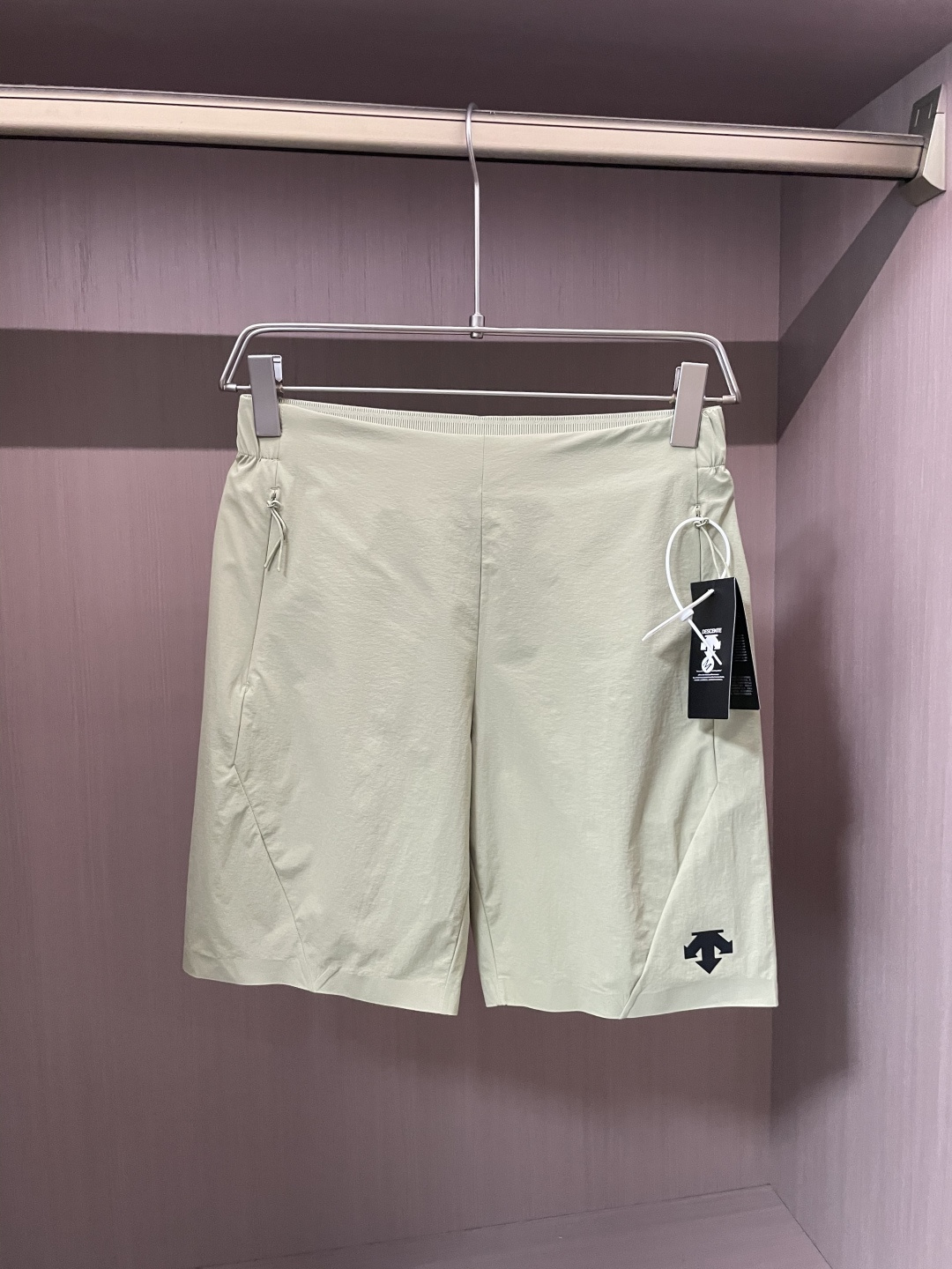 NO:470368,The new spring and summer 2025 fast-drying shorts are an excellent choice for summer sports and leisure. It uses professional quick-drying fabrics to quickly absorb and evaporate sweat and keep the body dry. Whether it is intense exercise or daily travel, you are not afraid of sultry and stickiness. The drawstring elastic waist design is convenient to put on and take off, and can be flexibly adjusted according to your own needs and adapted to different waist circumferences. Zippered pockets on both sides not only add a sense of design, but also safely store small objects such as keys, mobile phones, etc., which is convenient and practical. The exquisite brand logo embroidery of the trouser body shows the quality and style in a low-key manner. 3 The overall style is neat, modifying the leg lines, and paired with simple T-shirts and sneakers to easily create a fashionable and sporty style; it is a good choice whether you travel or stay at home!  Size M-XXXXL, Sneakers, shorts, tees, t-shirt, alexander wang19860909迪桑特 2025春夏新品速干短裤 是夏日运动与休闲的绝佳之选.采用专业速干面料,能迅速吸收并蒸发汗水,保持身体干爽,无论是激烈运动还是日常出行,都无惧闷热与黏腻. 抽绳式松紧腰设计,穿脱便捷,可根据自身需求灵活调整,适配不同腰围.两侧拉链口袋,不仅增添设计感,更能安全收纳小物件,如钥匙、手机等,方便又实用.裤身精致的品牌标识刺绣,低调彰显品质与格调.3 整体版型利落,修饰腿部线条,搭配简约T恤和运动鞋,轻松打造时尚运动风；无论出行还是居家,都是不错的选择！ 尺码M-XXXXL,,sneakers,shorts,tees，t-shirt,alexander wang,Men's clothing