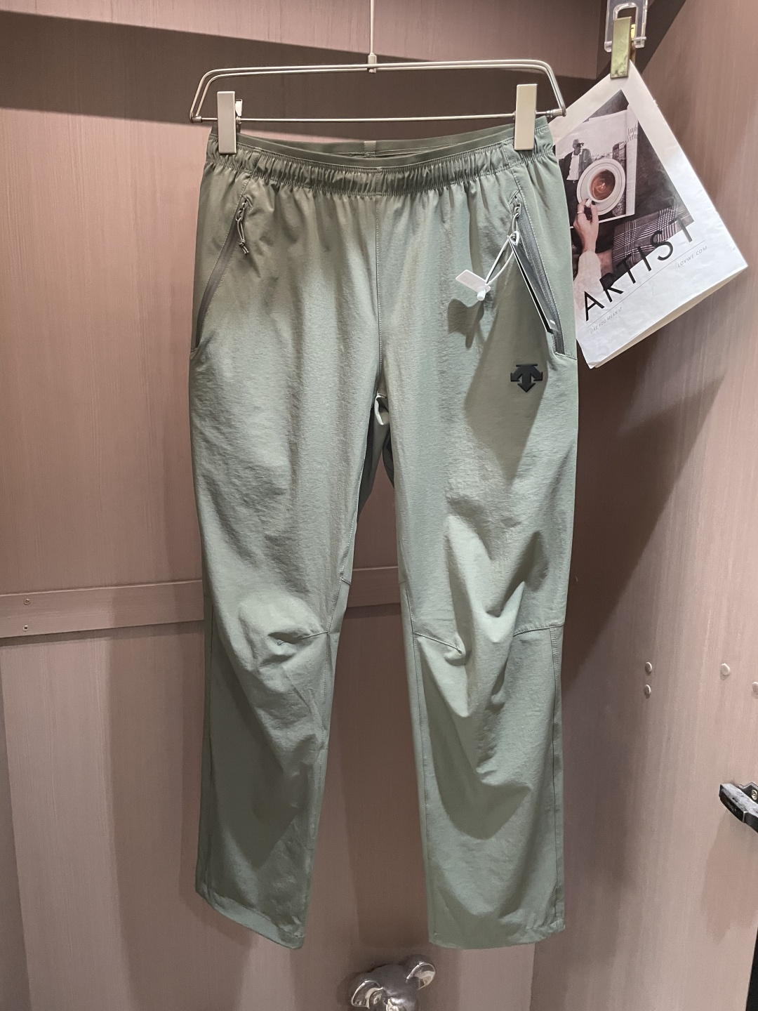 NO:471976,Desant Men's casual pants Quick-drying fabric casual pants, the latest top-body style is invincible!  This pants are very versatile, elastic waist, and can be worn for daily work. They are a perfect combination of fashionable and casual and outdoor sports, so whether you wear them normally or outdoors, they are your best choice. Extreme comfort and quick sweating are the most popular key points, improving the comfort of wearing and suitable for aerobics and trail running conditions. This style is a running casual pants with an extremely wide range of applications, allowing you to naturally maintain a love for sports in summer, or you can wear 3 sizes in casual life. M-5XL,,alexander wang19860909迪桑特 男士休闲裤 速干面料休闲裤,最新款上身版型无敌正！ 绝对可以闭眼收的一款 此款裤子非常百搭,弹力腰围,日常上班 户外运动都可以穿着,是时尚休闲与户外运动的完美结合,所以无论您平时穿或者户外穿都是您的最佳选择. 极致舒适和快速排汗是备受青睐的重点,提升穿着舒适度,适合有氧运动和越野跑条件下穿着,此款是一件适用范围极其广泛的跑步休闲裤,让你在夏天自然可以保持对运动热爱,也可以在休闲生活中穿着3 尺码 M-5XL,,alexander wang,Men's clothing