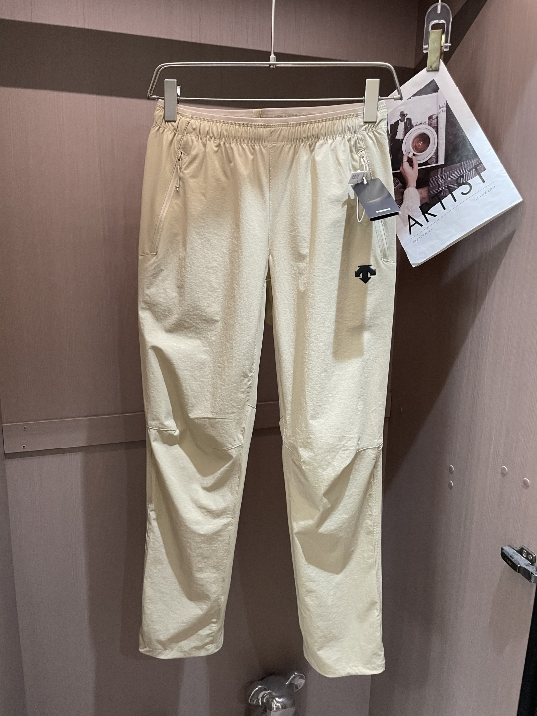 NO:467587,Desant Men's casual pants Quick-drying fabric casual pants, the latest top-body style is invincible!  This pants are very versatile, elastic waist, and can be worn for daily work. They are a perfect combination of fashionable and casual and outdoor sports, so whether you wear them normally or outdoors, they are your best choice. Extreme comfort and quick sweating are the most popular key points, improving the comfort of wearing and suitable for aerobics and trail running conditions. This style is a running casual pants with an extremely wide range of applications, allowing you to naturally maintain a love for sports in summer, or you can wear 3 sizes in casual life. M-5XL,,alexander wang19860909迪桑特 男士休闲裤 速干面料休闲裤,最新款上身版型无敌正！ 绝对可以闭眼收的一款 此款裤子非常百搭,弹力腰围,日常上班 户外运动都可以穿着,是时尚休闲与户外运动的完美结合,所以无论您平时穿或者户外穿都是您的最佳选择. 极致舒适和快速排汗是备受青睐的重点,提升穿着舒适度,适合有氧运动和越野跑条件下穿着,此款是一件适用范围极其广泛的跑步休闲裤,让你在夏天自然可以保持对运动热爱,也可以在休闲生活中穿着3 尺码 M-5XL,,alexander wang,Men's clothing