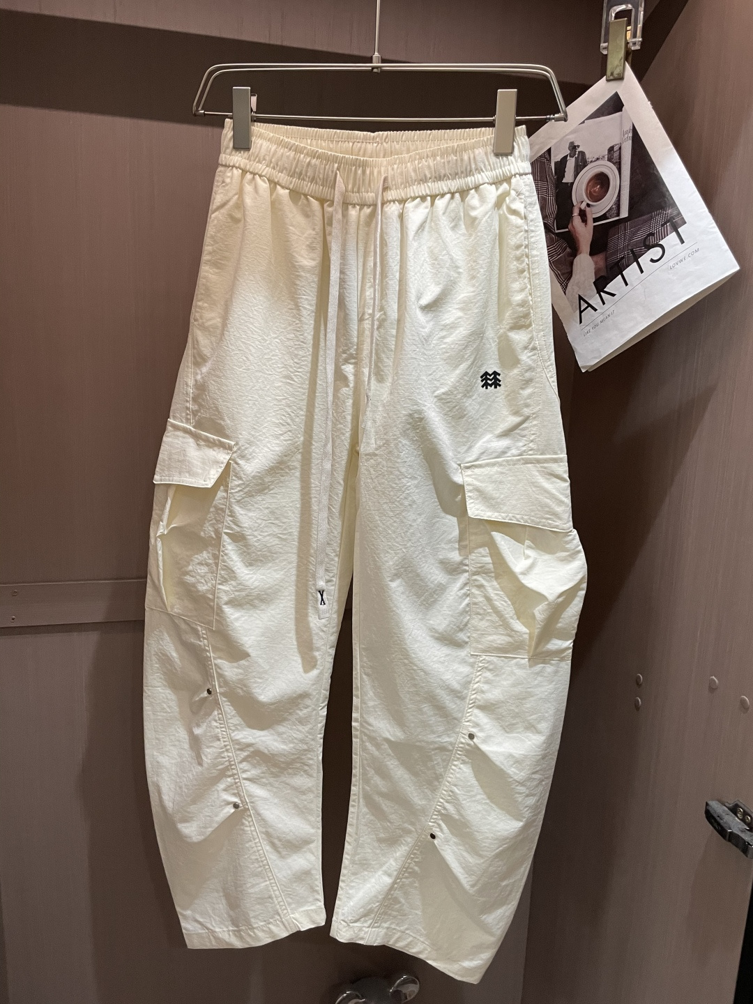 NO:467595,Kelong The latest series of men's casual pants in spring and summer 2025!  It is made of customer-supply elastic cotton material, soft and delicate, and has an excellent feel!  The brand style is unobstructed!  Minimalist design, without extravagant elements to win the lead, the details are finely made, the hardware accessories are customized, the thickness is just right, easy to control various weather, classic colors are very energetic, and various styles of dressing, casual business, daily life, and fashion trends can be controlled!  Overall, both in terms of grade and fashion are extremely outstanding, bringing extraordinary clothing taste!  3 size M~4XL, alexander wang19860909可隆 2025春夏最新系列男士休闲裤！ 采用客供弹力柔棉材质,柔软细腻,手感绝佳！品牌格调一览无余！极简主义设计,没有多余浮夸的元素来宣兵夺主,细节做工精细,五金配件原版定制,厚薄程度也是恰到好处,轻松驾驭各种天气,经典颜色上身很显精气神,多种风格穿搭,休闲商务、日常生活、时尚潮流均可驾驭！整体不论是档次还是时尚感都是极为出色的,带来非凡的衣着品味！3 尺码M~4XL,,alexander wang,Men's clothing