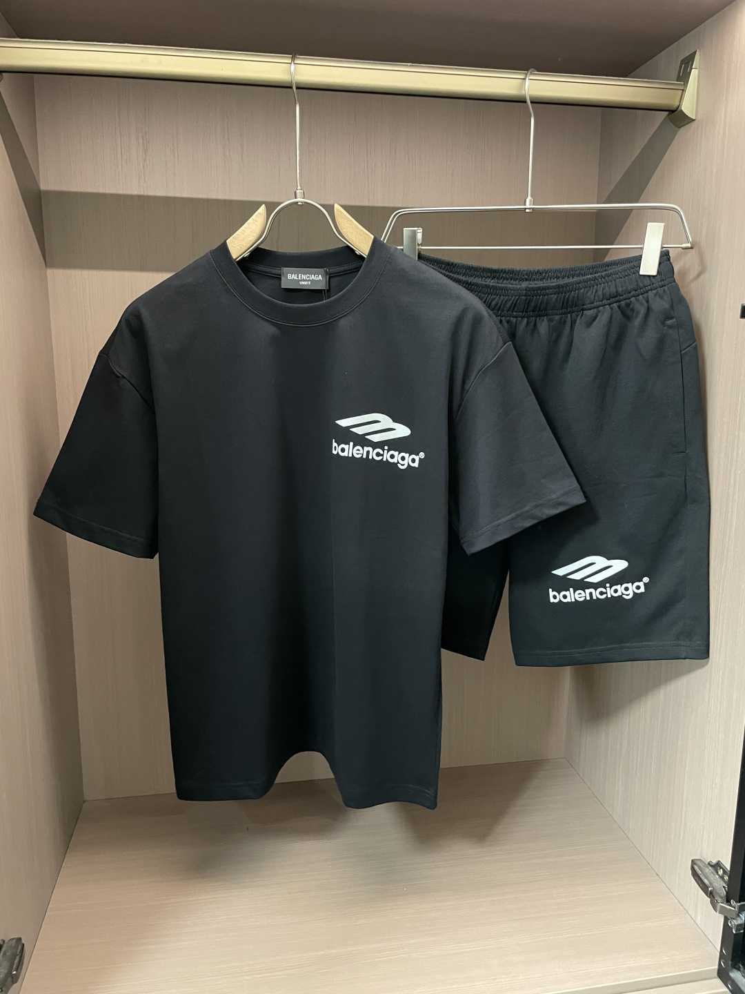 NO:467603,Balenciaga Spring and summer top classic short-sleeved suit, exquisite craftsmanship counter fabric, top-level elements fusion, classic short-sleeved three-standard standard, trendy men's fashion, whether it is the comfort of the upper body or the incomparable existence, it can be said that everyone has a must-have set in summer. Number of numbers M-XXL, balenciaga, T-shirt, alexander wang19860909巴黎世家 春夏顶级经典短袖套装,精致工艺专柜面料,顶级元素融合打造,经典短袖3标齐全,潮男时尚,无论是上身舒适度还是都是无可比拟的存在,可以说是夏日必备人手一套 码数M-XXL,,balenciaga,T-shirt,alexander wang,Men's clothing