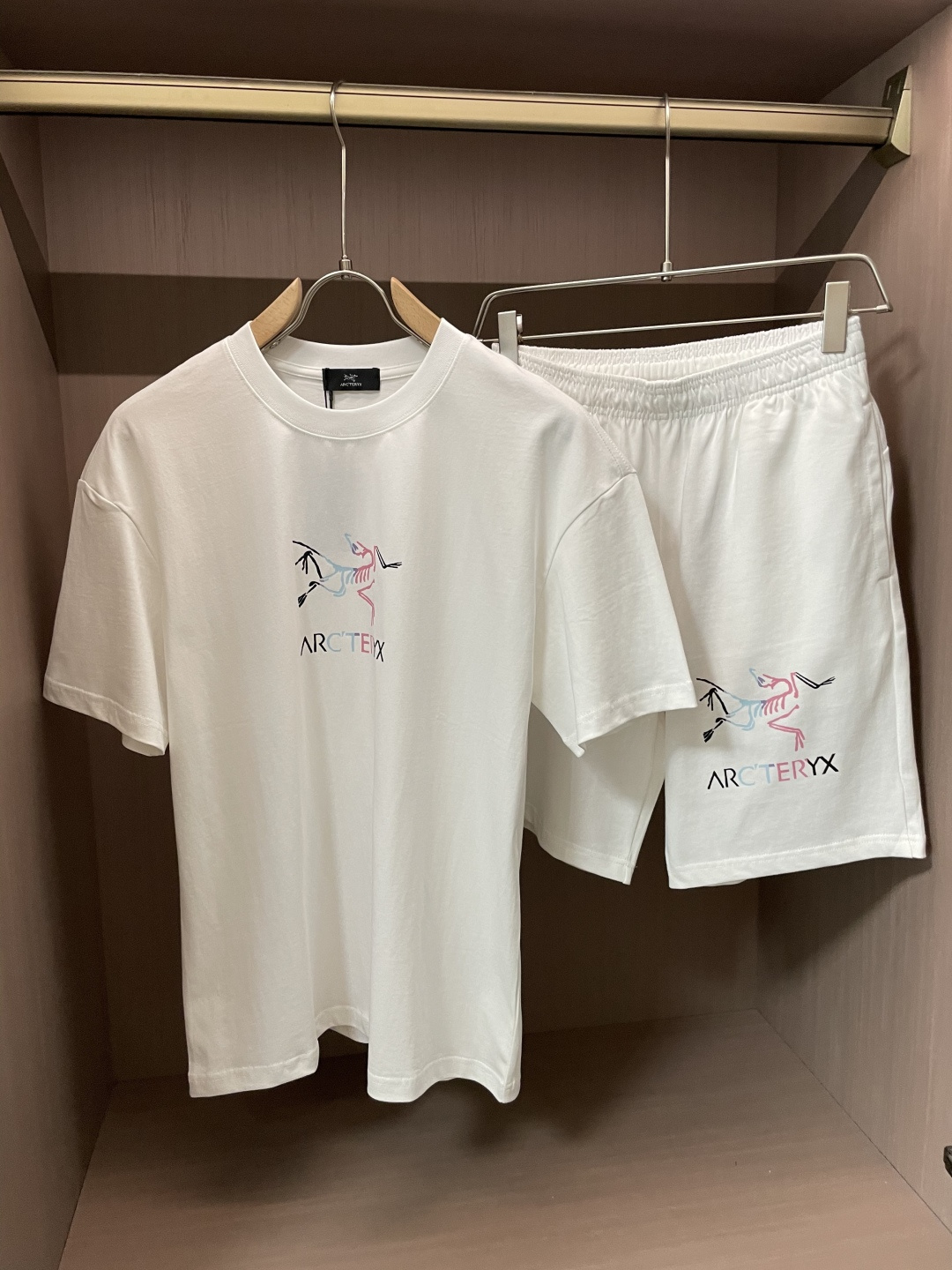 NO:467540,Archaeopteryx, the top classic short-sleeved suit in spring and summer, exquisite craftsmanship counter fabric, top-level elements fusion, classic short-sleeved three-standard logo, fashionable men, whether it is the comfort of the upper body or the incomparable existence, it can be said that everyone has a must-have set in summer. Number of numbers M-XXL, arc'teryx, T-shirt, alexander wang19860909始祖鸟 春夏顶级经典短袖套装,精致工艺专柜面料,顶级元素融合打造,经典短袖3标齐全,潮男时尚,无论是上身舒适度还是都是无可比拟的存在,可以说是夏日必备人手一套 码数M-XXL,arc'teryx,T-shirt,alexander wang,Men's clothing