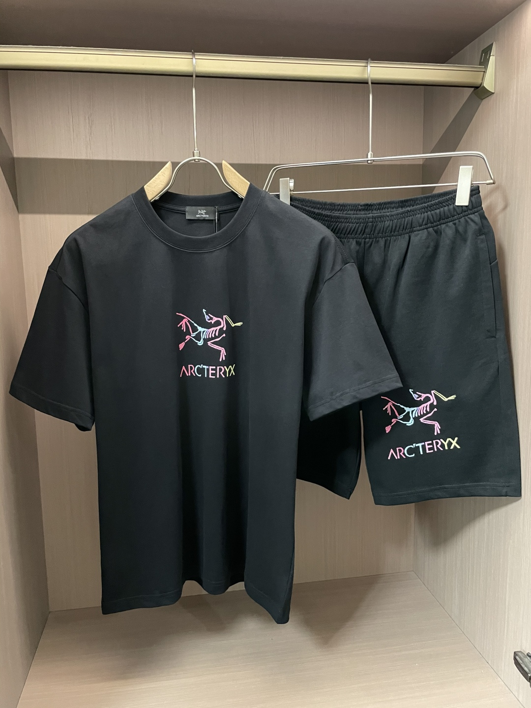 NO:467547,Archaeoptera bird's top classic short-sleeved suit in spring and summer, exquisite craftsmanship counter fabric, top-level elements fusion, classic short-sleeved three-standard logo, trendy men's fashion, whether it is the comfort of the upper body or the incomparable existence, it can be said that everyone has a must-have set in summer. Number of numbers M-XXL, arc'teryx, T-shirt, alexander wang19860909始祖鸟春夏顶级经典短袖套装,精致工艺专柜面料,顶级元素融合打造,经典短袖3标齐全,潮男时尚,无论是上身舒适度还是都是无可比拟的存在,可以说是夏日必备人手一套 码数M-XXL,arc'teryx,T-shirt,alexander wang,Men's clothing