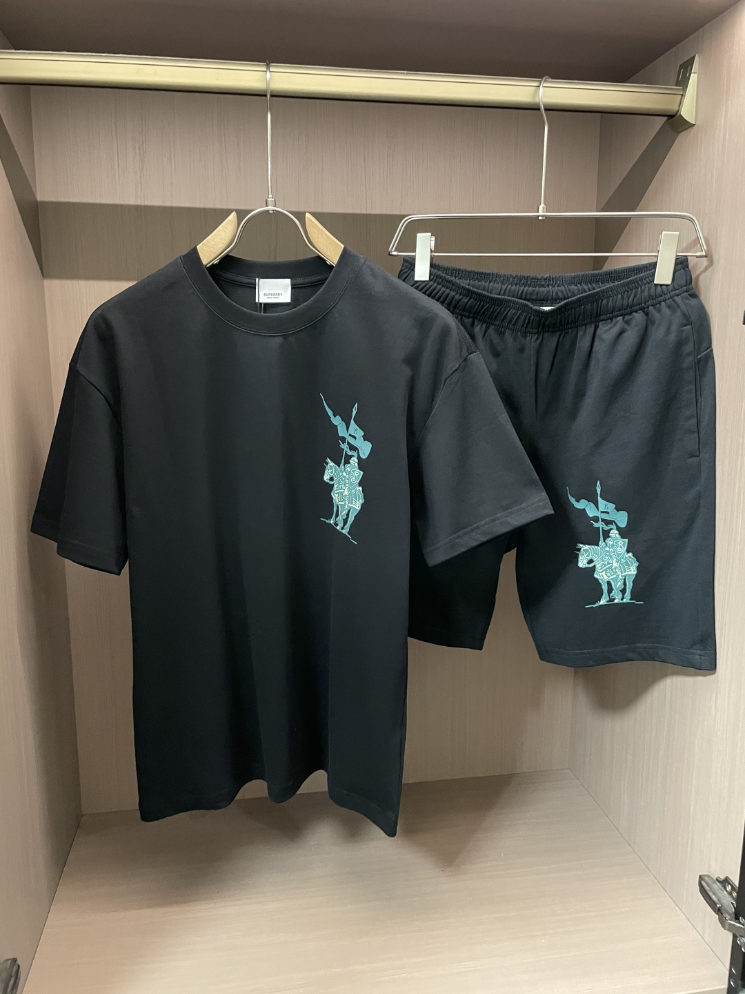 NO:467555,Bur Spring and summer top classic short-sleeved suit, exquisite craftsmanship counter fabric, top-level elements fusion, classic short-sleeved three-standard standard, trendy men's fashion, whether it is the comfort of the upper body or the incomparable existence, it can be said that everyone has a must-have set in summer. Number of numbers M-XXL, burberry, T-shirt, alexander wang19860909Bur 春夏顶级经典短袖套装,精致工艺专柜面料,顶级元素融合打造,经典短袖3标齐全,潮男时尚,无论是上身舒适度还是都是无可比拟的存在,可以说是夏日必备人手一套 码数M-XXL,,burberry,T-shirt,alexander wang,Men's clothing