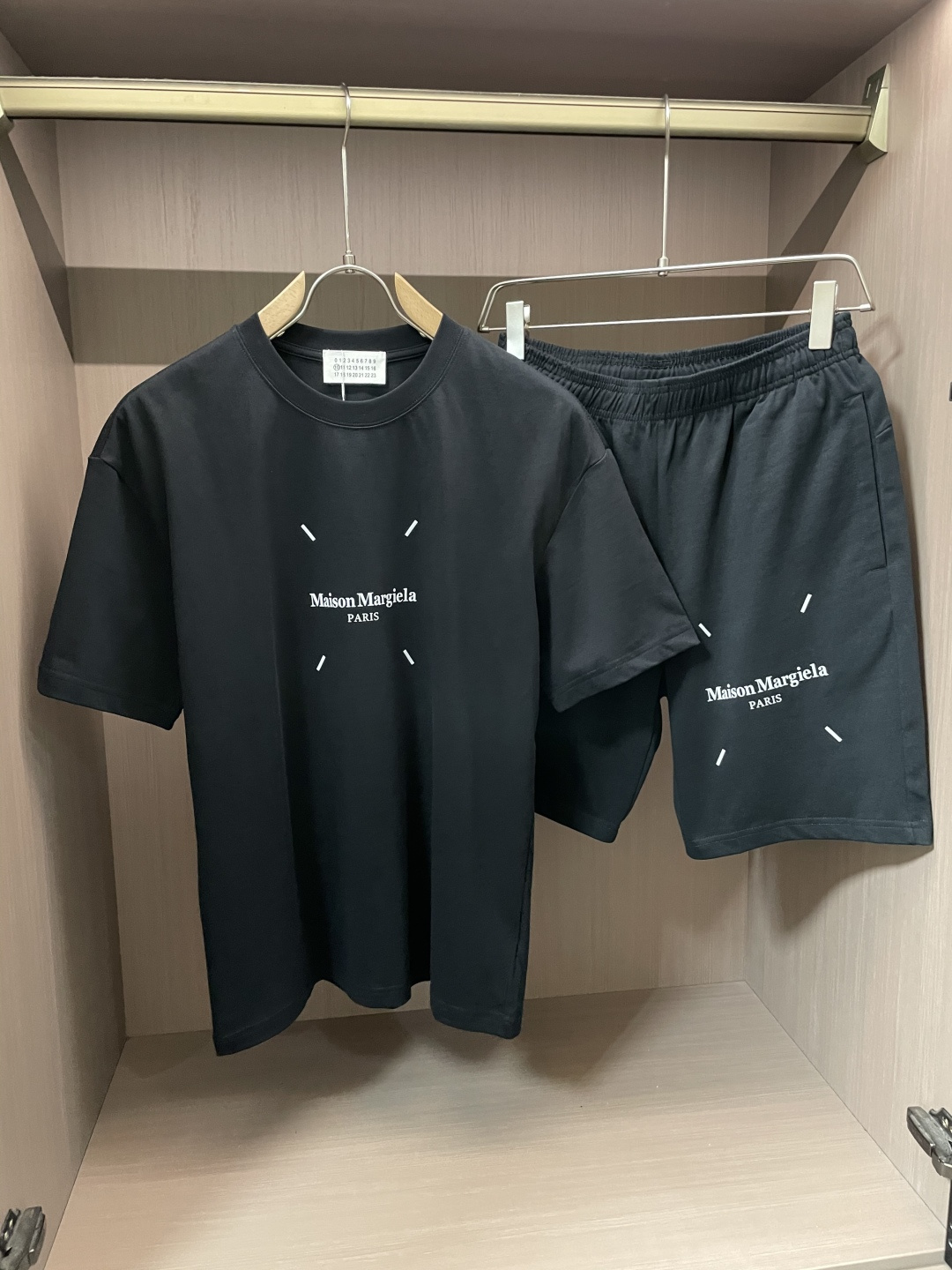 NO:463649,Magila Spring and summer top classic short-sleeved suit, exquisite craftsmanship counter fabric, top-level elements fusion, classic short-sleeved three-standard standard, trendy men's fashion, whether it is the comfort of the upper body or the incomparable existence, it can be said that everyone has a must-have set in summer. Massion margiela, T-shirt, alexander wang19860909马吉拉 春夏顶级经典短袖套装,精致工艺专柜面料,顶级元素融合打造,经典短袖3标齐全,潮男时尚,无论是上身舒适度还是都是无可比拟的存在,可以说是夏日必备人手一套 码数M-XXL,,masion margiela,T-shirt,alexander wang,Men's clothing