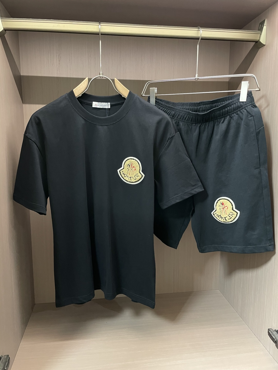 NO:463656,The top classic short-sleeved suit in spring and summer, exquisite craftsmanship counter fabric, top-level elements fusion, classic short-sleeved three-standard logo, fashionable men, whether it is the comfort of the upper body or the incomparable existence, it can be said that everyone has a must-have set in summer. Number of numbers M-XXL, Moncler, T-shirt, alexander wang19860909蒙口 春夏顶级经典短袖套装,精致工艺专柜面料,顶级元素融合打造,经典短袖3标齐全,潮男时尚,无论是上身舒适度还是都是无可比拟的存在,可以说是夏日必备人手一套 码数M-XXL,,Moncler,T-shirt,alexander wang,Men's clothing