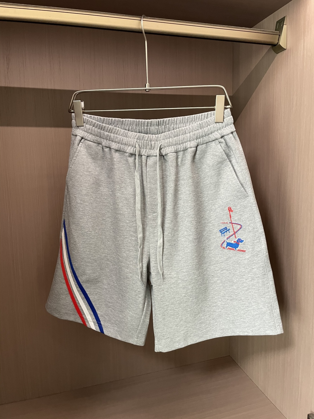 NO:463663,TB 2025 Summer Shorts!  All-match elastic waist casual pinch pants!  Elastic waist, insert bags on both sides. The fabric is made of customer-supplied fixed-woven high-strength pure cotton material. The upper body is breathable, soft and skin-friendly, with a delicate feel. The waist is knitted elastic waist and drawstring. You don’t have to worry about the discomfort of being too loose or too tight on the upper body. Whether at home, going out or traveling, it is your best choice for summer!  Code number M-3XL, shorts, alexander wang19860909TB 2025夏季短裤！百搭松紧腰休闲五分裤！松紧腰 两侧插袋 面料采用客供定织高支纯棉料,上身透气,柔软亲肤,手感细腻、 腰部针织松紧腰加抽绳,上身不用担心过松过紧的不舒适感 ,无论居家,外出,旅游,都是您夏日的最佳选择！ 码数M-3XL,,shorts,alexander wang,Men's clothing