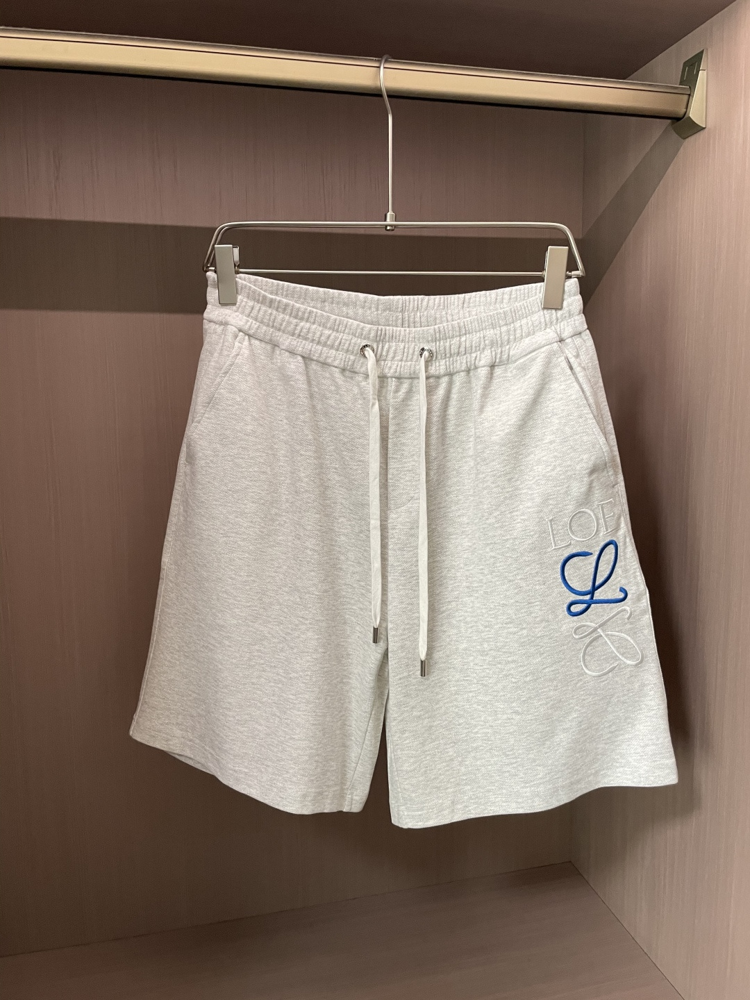 NO:463668,Loewe 2025 summer shorts!  All-match elastic waist casual pinch pants!  Elastic waist, insert bags on both sides. The fabric is made of customer-supplied fixed-woven high-strength pure cotton material. The upper body is breathable, soft and skin-friendly, with a delicate feel. The waist is knitted elastic waist and drawstring. You don’t have to worry about the discomfort of being too loose or too tight on the upper body. Whether at home, going out or traveling, it is your best choice for summer!  Code number M-3XL, loewe, shorts, alexander wang19860909Loewe 2025夏季短裤！百搭松紧腰休闲五分裤！松紧腰 两侧插袋 面料采用客供定织高支纯棉料,上身透气,柔软亲肤,手感细腻、 腰部针织松紧腰加抽绳,上身不用担心过松过紧的不舒适感 ,无论居家,外出,旅游,都是您夏日的最佳选择！ 码数M-3XL,,loewe,shorts,alexander wang,Men's clothing