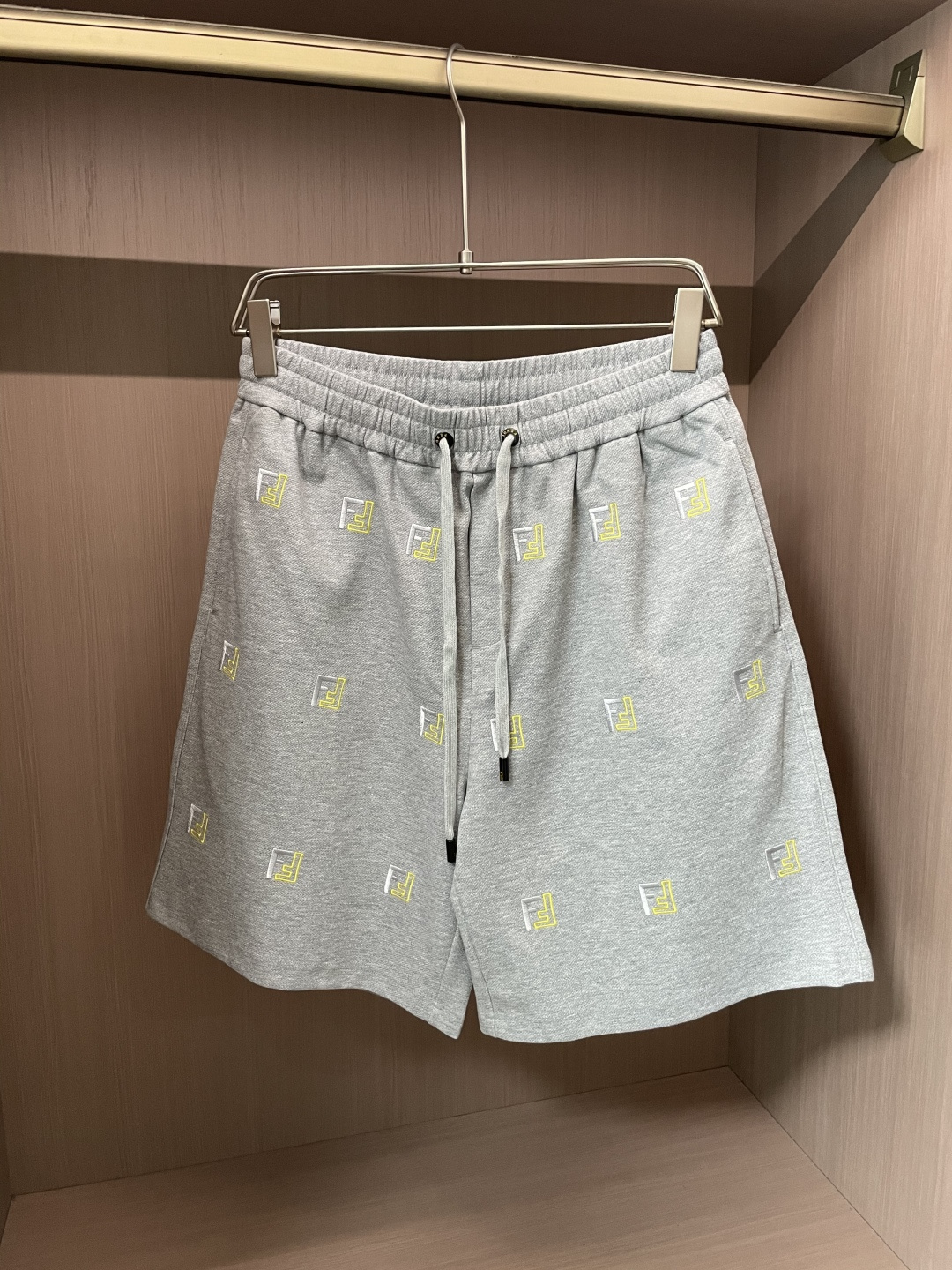 NO:463674,FD 2025 Summer Shorts!  All-match elastic waist casual pinch pants!  Elastic waist, insert bags on both sides. The fabric is made of customer-supplied fixed-woven high-strength pure cotton material. The upper body is breathable, soft and skin-friendly, with a delicate feel. The waist is knitted elastic waist and drawstring. You don’t have to worry about the discomfort of being too loose or too tight on the upper body. Whether at home, going out or traveling, it is your best choice for summer!  Code number M-3XL, shorts, alexander wang19860909FD 2025夏季短裤！百搭松紧腰休闲五分裤！松紧腰 两侧插袋 面料采用客供定织高支纯棉料,上身透气,柔软亲肤,手感细腻、 腰部针织松紧腰加抽绳,上身不用担心过松过紧的不舒适感 ,无论居家,外出,旅游,都是您夏日的最佳选择！ 码数M-3XL,,shorts,alexander wang,Men's clothing