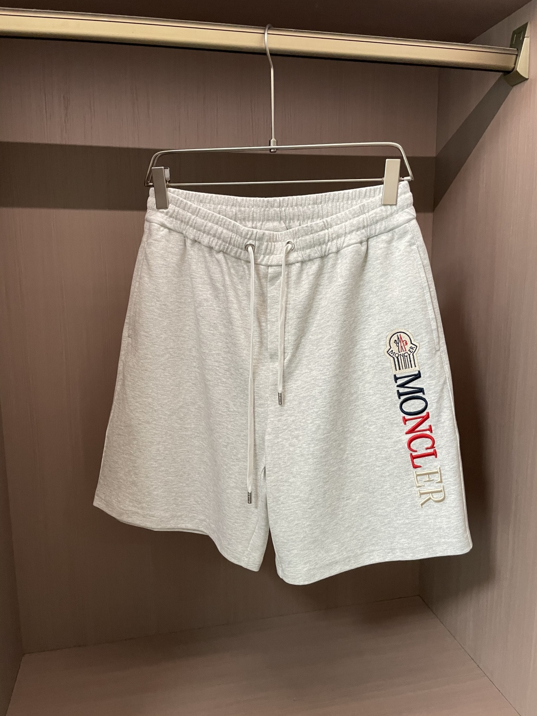 NO:463680,Banded 2025 summer shorts!  All-match elastic waist casual pinch pants!  Elastic waist, insert bags on both sides. The fabric is made of customer-supplied fixed-woven high-strength pure cotton material. The upper body is breathable, soft and skin-friendly, with a delicate feel. The waist is knitted elastic waist and drawstring. You don’t have to worry about the discomfort of being too loose or too tight on the upper body. Whether at home, going out or traveling, it is your best choice for summer!  Code number M-3XL, Moncler, shorts, alexander wang19860909蒙口 2025夏季短裤！百搭松紧腰休闲五分裤！松紧腰 两侧插袋 面料采用客供定织高支纯棉料,上身透气,柔软亲肤,手感细腻、 腰部针织松紧腰加抽绳,上身不用担心过松过紧的不舒适感 ,无论居家,外出,旅游,都是您夏日的最佳选择！ 码数M-3XL,,Moncler,shorts,alexander wang,Men's clothing