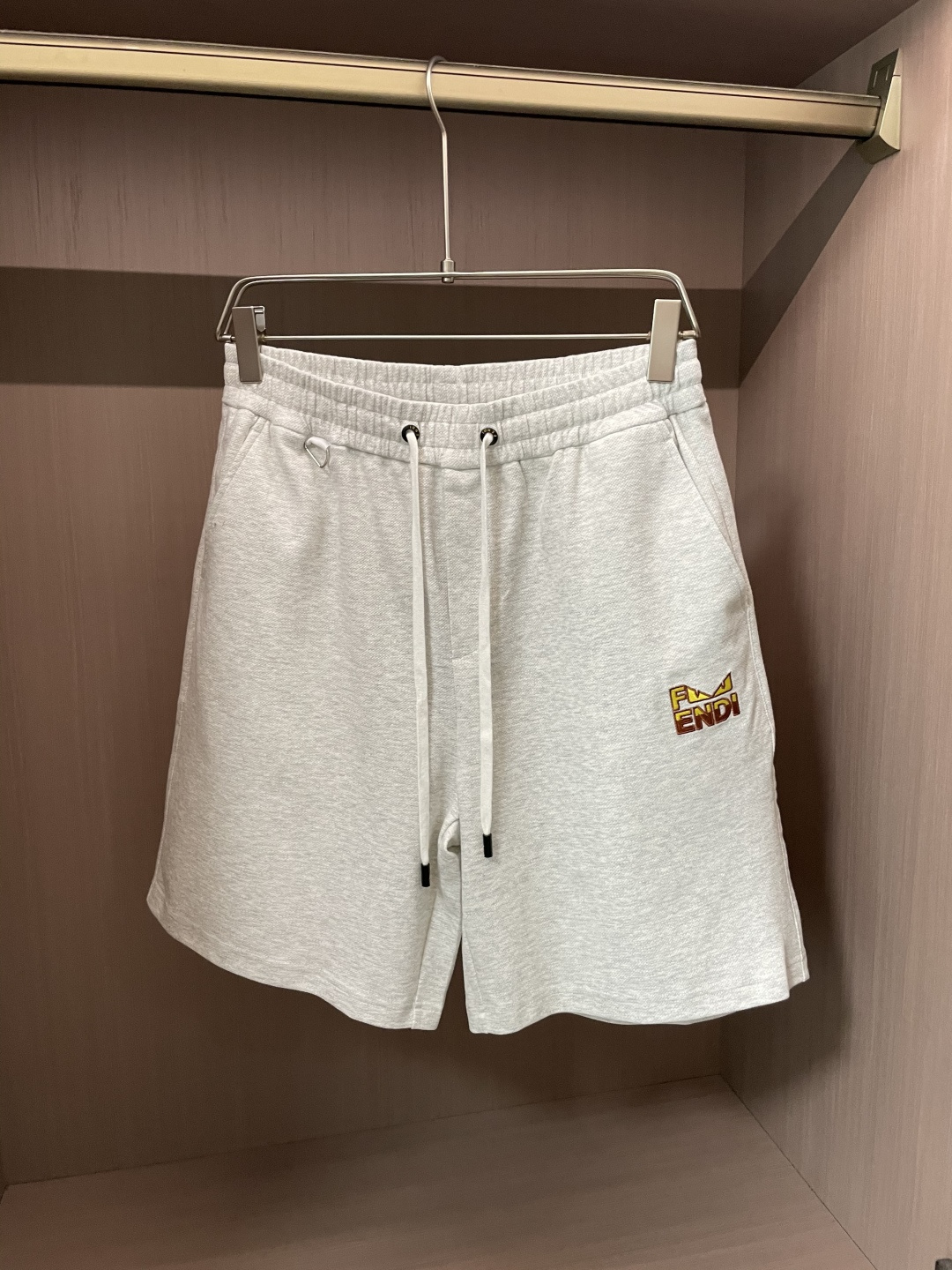 NO:463687,FD 2025 Summer Shorts!  All-match elastic waist casual pinch pants!  Elastic waist, insert bags on both sides. The fabric is made of customer-supplied fixed-woven high-strength pure cotton material. The upper body is breathable, soft and skin-friendly, with a delicate feel. The waist is knitted elastic waist and drawstring. You don’t have to worry about the discomfort of being too loose or too tight on the upper body. Whether at home, going out or traveling, it is your best choice for summer!  Code number M-3XL, shorts, alexander wang19860909FD 2025夏季短裤！百搭松紧腰休闲五分裤！松紧腰 两侧插袋 面料采用客供定织高支纯棉料,上身透气,柔软亲肤,手感细腻、 腰部针织松紧腰加抽绳,上身不用担心过松过紧的不舒适感 ,无论居家,外出,旅游,都是您夏日的最佳选择！ 码数M-3XL,,shorts,alexander wang,Men's clothing