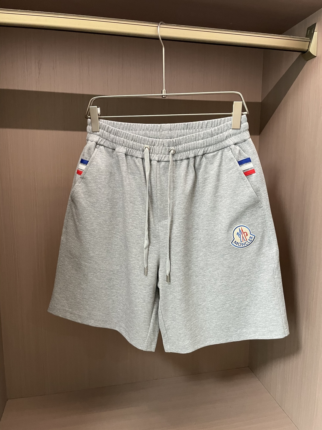 NO:463694,Banded 2025 summer shorts!  All-match elastic waist casual pinch pants!  Elastic waist, insert bags on both sides. The fabric is made of customer-supplied fixed-woven high-strength pure cotton material. The upper body is breathable, soft and skin-friendly, with a delicate feel. The waist is knitted elastic waist and drawstring. You don’t have to worry about the discomfort of being too loose or too tight on the upper body. Whether at home, going out or traveling, it is your best choice for summer!  Code number M-3XL, Moncler, shorts, alexander wang19860909蒙口 2025夏季短裤！百搭松紧腰休闲五分裤！松紧腰 两侧插袋 面料采用客供定织高支纯棉料,上身透气,柔软亲肤,手感细腻、 腰部针织松紧腰加抽绳,上身不用担心过松过紧的不舒适感 ,无论居家,外出,旅游,都是您夏日的最佳选择！ 码数M-3XL,,Moncler,shorts,alexander wang,Men's clothing