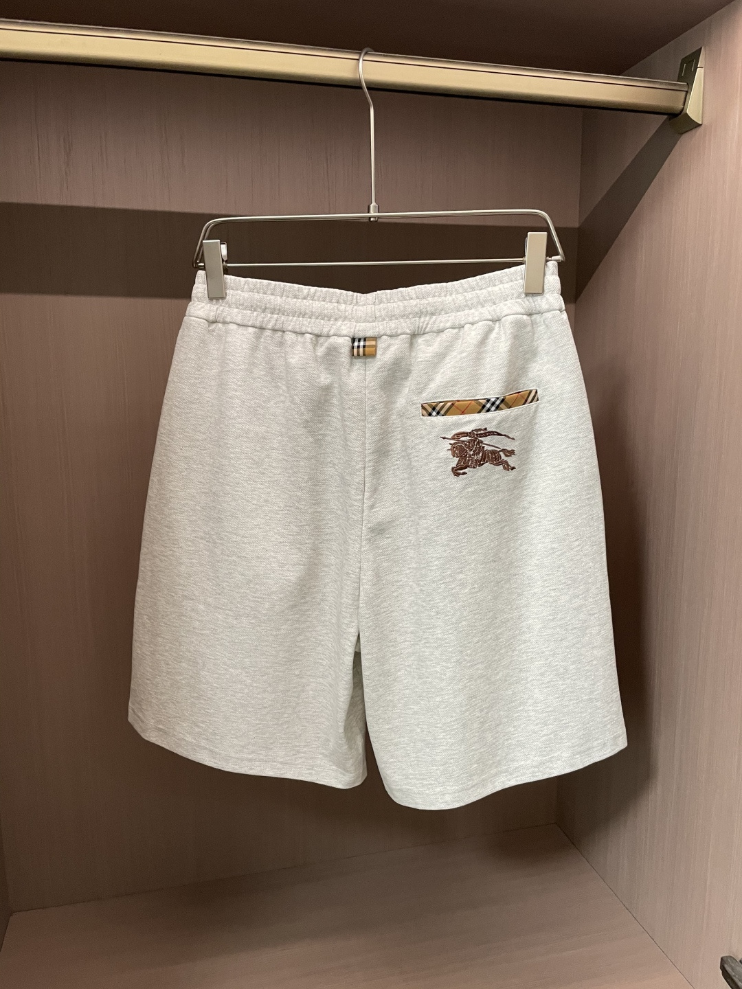 NO:463702,Bur 2025 Summer Shorts!  All-match elastic waist casual pinch pants!  Elastic waist, insert bags on both sides. The fabric is made of customer-supplied fixed-woven high-strength pure cotton material. The upper body is breathable, soft and skin-friendly, with a delicate feel. The waist is knitted elastic waist and drawstring. You don’t have to worry about the discomfort of being too loose or too tight on the upper body. Whether at home, going out or traveling, it is your best choice for summer!  Code number M-3XL, burberry, shorts, alexander wang19860909Bur 2025夏季短裤！百搭松紧腰休闲五分裤！松紧腰 两侧插袋 面料采用客供定织高支纯棉料,上身透气,柔软亲肤,手感细腻、 腰部针织松紧腰加抽绳,上身不用担心过松过紧的不舒适感 ,无论居家,外出,旅游,都是您夏日的最佳选择！ 码数M-3XL,,burberry,shorts,alexander wang,Men's clothing