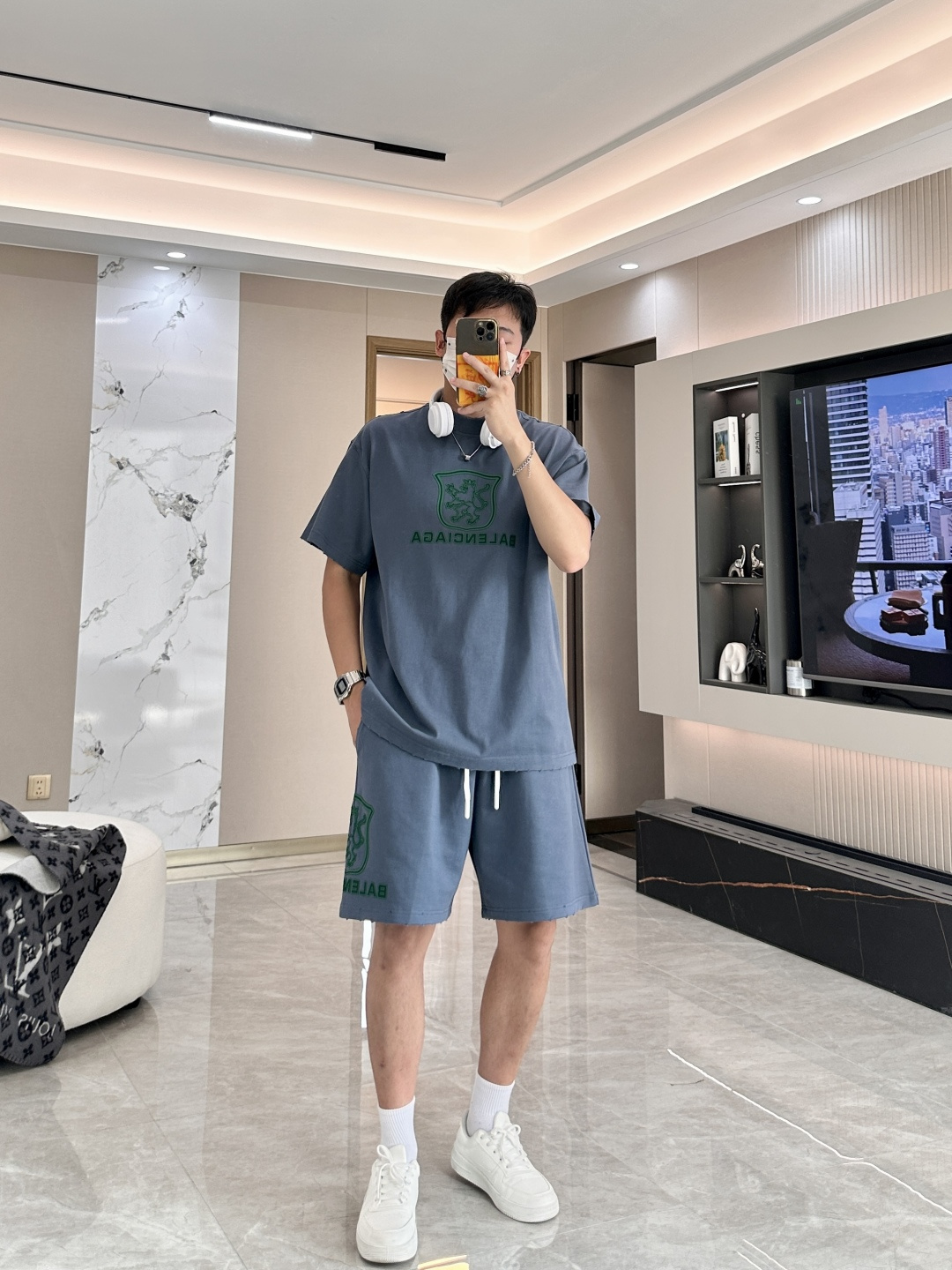 NO:465732,Balenciaga round neck short-sleeved shorts suit half-sleeved suit top version trading company channel orders, exclusive limited overseas quality for sale, classic is eternal, absolutely worth buying!  This type of suit is also a must-have for lazy people. You don’t have to think about how to match it, just do it easily!  Custom-made fabrics are provided with smooth touch, but they are crisp and stylish, with a full texture on the upper body!  The overall style is simple and generous without losing style, with a strong sense of upper body, absolutely at the forefront of fashion, very comfortable to wear, no need to say much about the style and cutting of pants, the upper body is exquisite and vivid, and the truly palace-level casual pants can be competent for various occasions whether they are sports or casual. It is worth recommending Amway, and roaring recommendation!  !  /1 set (not sold) Top size S-3XL Pants size 29-38,,balenciaga,shorts,T-shirt,alexander wang19860909巴黎世家 圆领短袖短裤套装 半袖套装顶级版本贸易公司渠道订单,海外精品独家限定发售,经典即永恒,入手绝对值的！这种类型的套装也是懒人必备的一套,不用想怎么搭配,直接一套轻松搞定！客供定制面料,触感顺滑,却又挺括有型,上身质感十足！ 整体简洁大方而不失格调,上身感极强,绝对走在时尚最前端,穿着非常舒适,裤型款式和裁剪亦无需多言,上身精致跃然,真正殿堂级的休闲裤,无论是运动还是休闲时候都能胜任各种场合,值得安利,咆哮推荐！！ /1套（不拆卖) 上衣尺码S-3XL 裤子尺码29-38,,balenciaga,shorts,T-shirt,alexander wang,Men's clothing