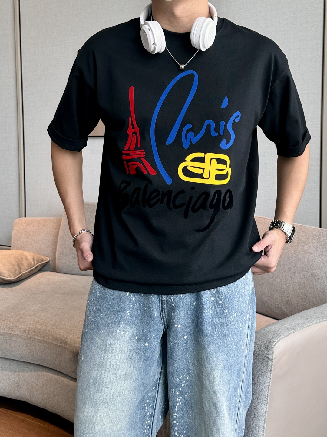 NO:463696,Balenciaga 2025 spring and summer style/official website synchronization The fabric is made of heavy pure cotton combed cotton fabric, OS loose style, and the upper body style is super positive!  Everyday versatile, a must-have item for wardrobe!  Same model for men and women Size S-3XL (2 sizes in size) Size/part S M L XL 2XL 3XL Shoulder width 52 54 56 57 59 60 Clothes length 70 72.75.78.82.85. Bust 54 56.58.60.62.64. Sleeve length 24 26 27 28 29 30,,balenciaga,alexander wang19860909巴黎世家 2025春夏款/官网同步 面料采用重磅纯棉精梳棉面料,OS宽松版型,上身版型超正！日常百搭,衣橱必备单品！ 男女同款 尺码 S-3XL（版型偏大2个码） 码数/部位S M L XL 2XL 3XL 肩宽 52 54 56 57 59 60 衣长70 72.75.78.82.85. 胸围 54 56.58.60.62.64. 袖长24 26 27 28 29 30,,balenciaga,alexander wang,Men's clothing