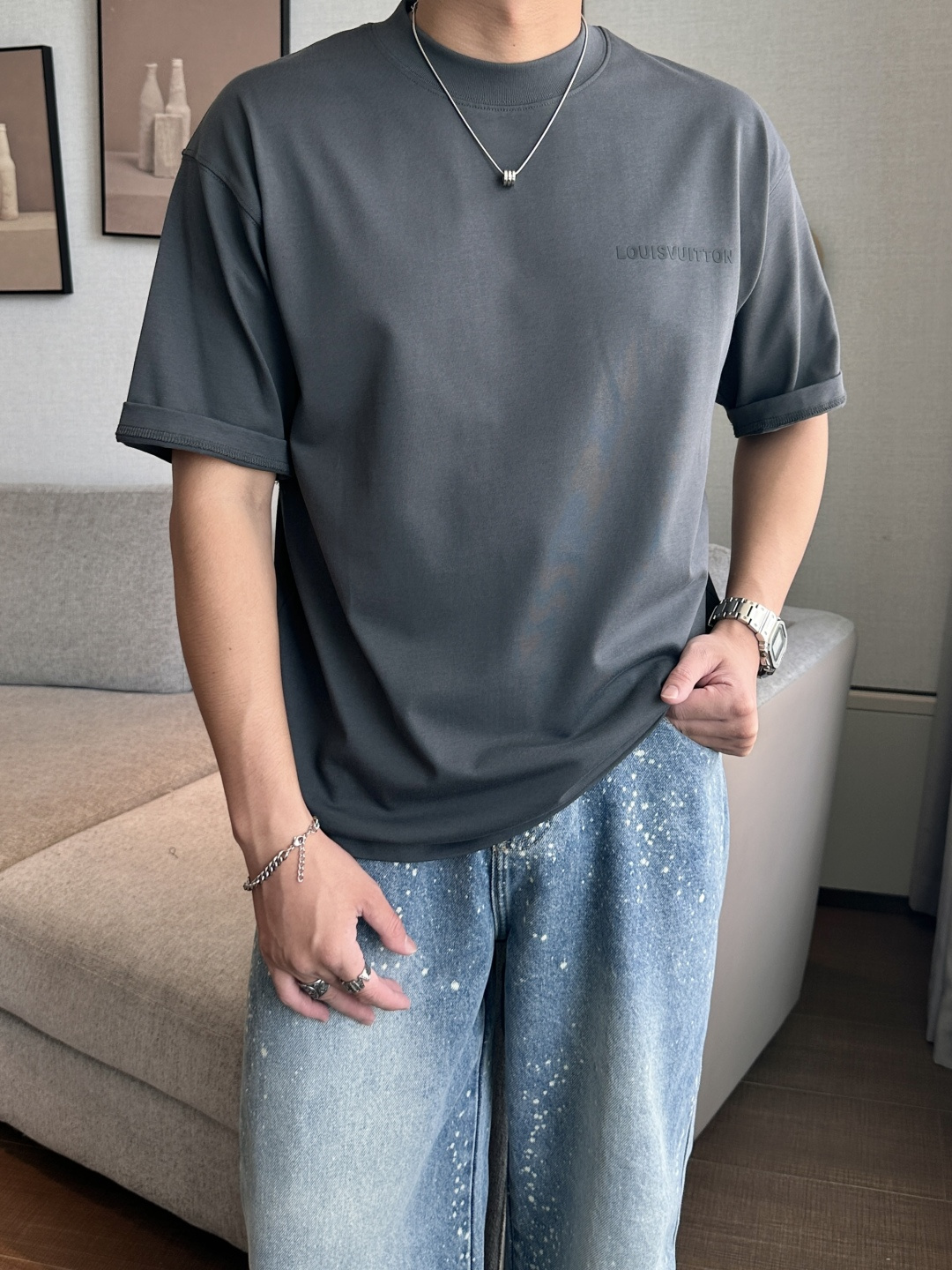 NO:465684,Lv 2025 spring and summer style/official website synchronization The fabric is made of heavy pure cotton combed cotton fabric, OS loose style, and the upper body style is super positive!  Everyday versatile, a must-have item for wardrobe!  Same model for men and women Size S-3XL (2 sizes larger in size) Size/part S M L XL 2XL 3XL Shoulder width 52 54 56 57 59 60 Clothes length 70 72.75.78.82.85. Bust 54 56.58.60.62.64. Sleeve length 24 26 27 28 29 30,,louis vuitton,alexander wang19860909Lv 2025春夏款/官网同步 面料采用重磅纯棉精梳棉面料,OS宽松版型,上身版型超正！日常百搭,衣橱必备单品！ 男女同款 尺码 S-3XL（版型偏大2个码） 码数/部位S M L XL 2XL 3XL 肩宽 52 54 56 57 59 60 衣长70 72.75.78.82.85. 胸围 54 56.58.60.62.64. 袖长24 26 27 28 29 30,,louis vuitton,alexander wang,Men's clothing