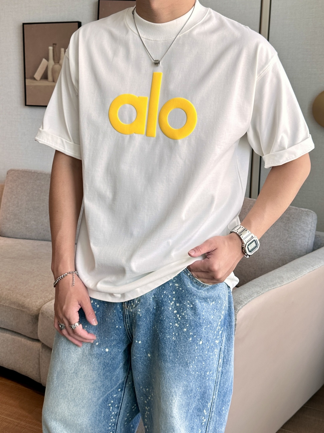 NO:463712,alo 2025 spring and summer style/official website synchronization The fabric is made of heavy pure cotton combed cotton fabric, OS loose style, and the upper body style is super positive!  Everyday versatile, a must-have item for wardrobe!  Same model for men and women Size S-3XL (2 sizes larger in size) Size/part S M L XL 2XL 3XL Shoulder width 52 54 56 57 59 60 Length 70 72.75.78.82.85. Bust 54 56.58.60.62.64. Sleeve length 24 26 27 28 29 30,,alexander wang19860909alo 2025春夏款/官网同步 面料采用重磅纯棉精梳棉面料,OS宽松版型,上身版型超正！日常百搭,衣橱必备单品！ 男女同款 尺码 S-3XL（版型偏大2个码） 码数/部位S M L XL 2XL 3XL 肩宽 52 54 56 57 59 60 衣长70 72.75.78.82.85. 胸围 54 56.58.60.62.64. 袖长24 26 27 28 29 30,,alexander wang,Men's clothing