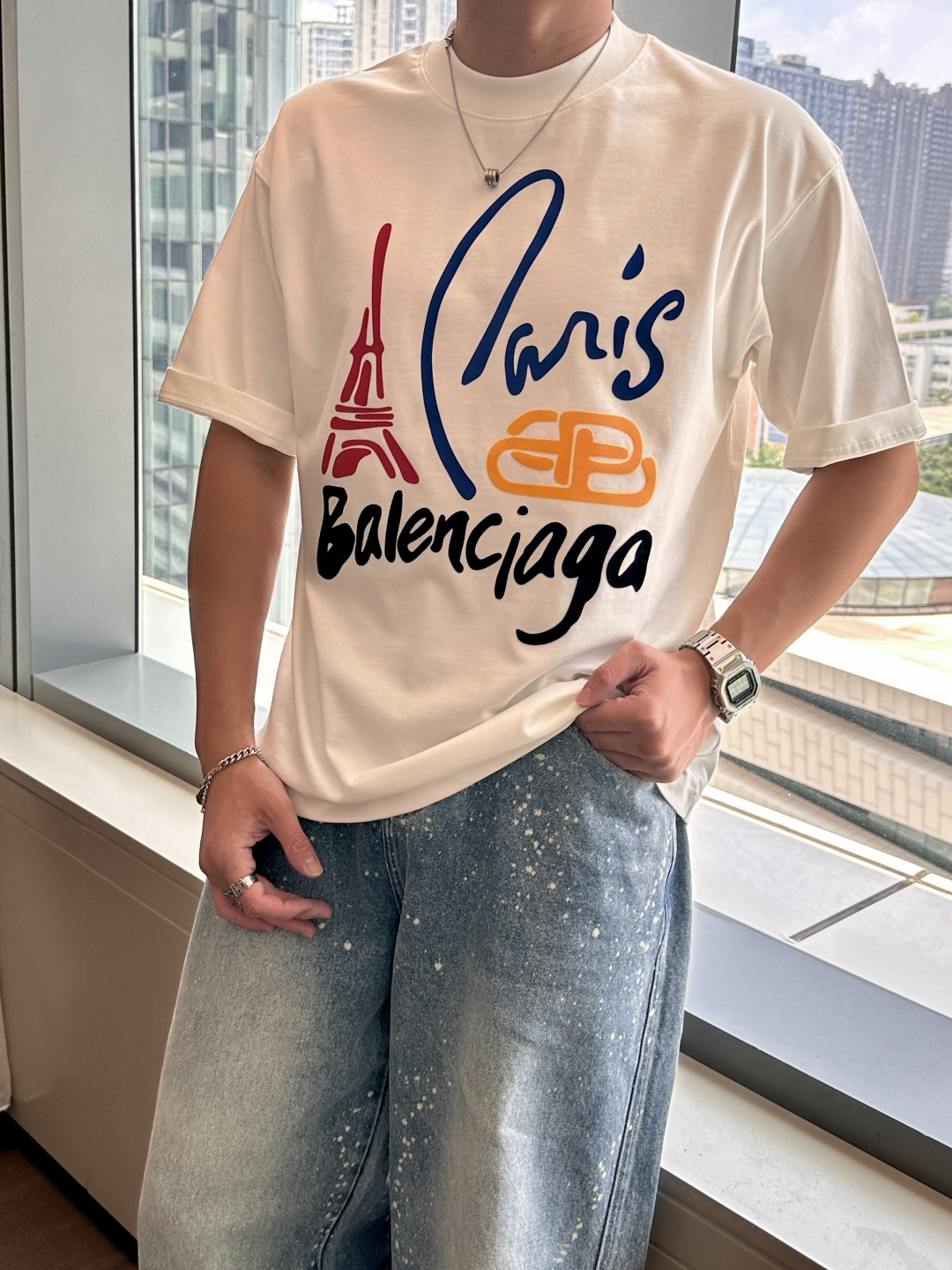 NO:463733,Balenciaga 2025 spring and summer style/official website synchronization The fabric is made of heavy pure cotton combed cotton fabric, OS loose style, and the upper body style is super positive!  Everyday versatile, a must-have item for wardrobe!  Same model for men and women Size S-3XL (2 sizes in size) Size/part S M L XL 2XL 3XL Shoulder width 52 54 56 57 59 60 Clothes length 70 72.75.78.82.85. Bust 54 56.58.60.62.64. Sleeve length 24 26 27 28 29 30,,balenciaga,alexander wang19860909巴黎世家 2025春夏款/官网同步 面料采用重磅纯棉精梳棉面料,OS宽松版型,上身版型超正！日常百搭,衣橱必备单品！ 男女同款 尺码 S-3XL（版型偏大2个码） 码数/部位S M L XL 2XL 3XL 肩宽 52 54 56 57 59 60 衣长70 72.75.78.82.85. 胸围 54 56.58.60.62.64. 袖长24 26 27 28 29 30,,balenciaga,alexander wang,Men's clothing